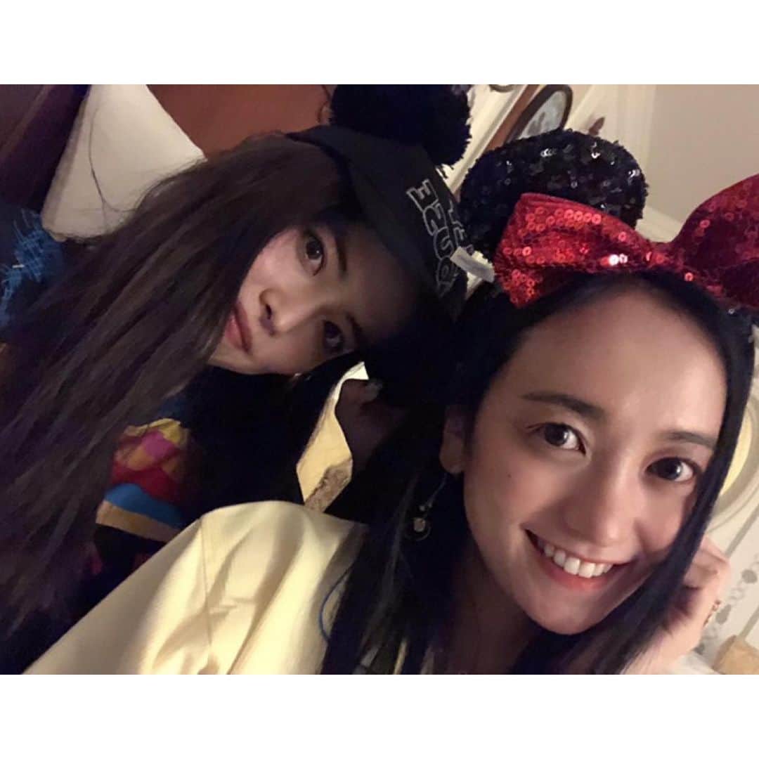 脊山麻理子のインスタグラム：「ディズニーランドホテルに初めて泊まりました♡えいみーと初ディズニー嬉しかったな♡えいみーのミッキーのキャップも可愛い♡  お部屋もアメニティも、ケーキもミッキー♡プールはピーターパンの世界観で、噴水はチクタクワニさん🐊 ディズニーランド大満喫、大満足して帰りました♡  #ディズニーランド #ディズニーランドホテル #disneyland #disneylandhotel #tokyodisneyland」