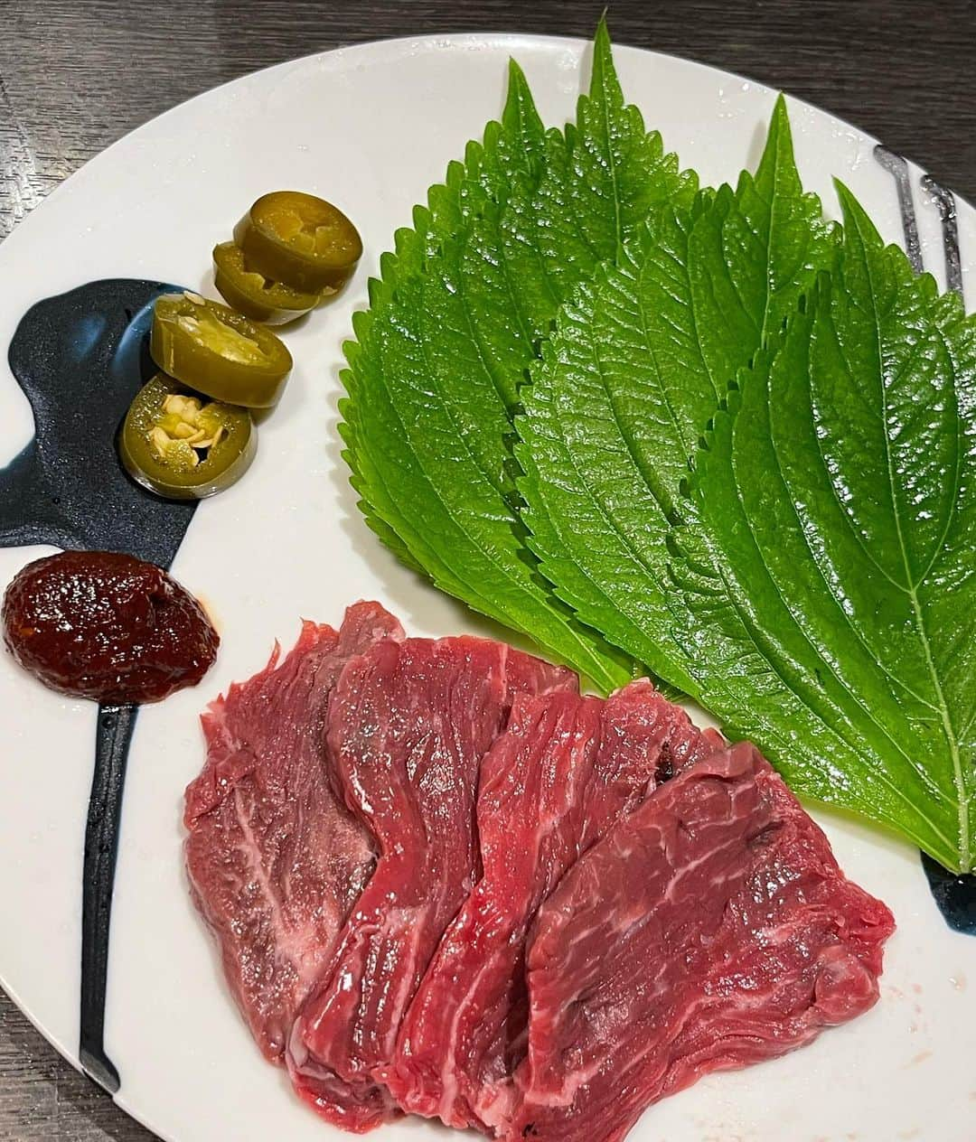 真優川咲さんのインスタグラム写真 - (真優川咲Instagram)「#🐂#🥩#👅#🍋#🥗#🍚 ✨ じゃじゃぁーーん❣✨  #銀座 #焼肉 #アールビズ 【@r.bis.yakiniku.ginza 】にて📸💕  こんなすけすけえちちなたん..👅 見たことありますか~？🙈🥹💕  もぅお口の中でとろけてﾎﾝﾄに美味しかたぁ🙊💕  他にもお店おすすめのお肉を何品か食べたけど どれも美味しくってお腹イーパイ🤤✨ 大満足な夜でした🤗💕  そしてここ.. #飲み放題 メニューに #スパークリングワイン 🍾🥂 があって..#泡好き の私にとっては#天国 なお店😍笑  もち泡友達🫧ぇ👈の"矢野しゃん"を誘って😚👍笑 一月早すぎの前祝いBD会〜🎵🎂🎉🥂  また来月もお祝いするからね~て😝👍🥂 #楽しい時間.. 💖 ご馳走様でした😘 #happy #Love #銀座焼肉 #銀座グルメ #銀座デート  #咲グルメ💋」7月22日 19時51分 - saki_411