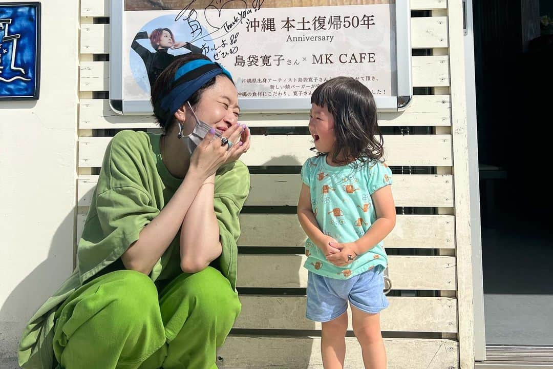 yuu sakuraiのインスタグラム：「アーティスト島袋寛子さんとコラボしている、 MK CAFEの看板メニュー鯖バーガー⭐︎ 第2段の発売が決定しました✨✨  沖縄県本土復帰50年という歴史的な1年でもあり、 沖縄県出身で、 日本を代表するアーティストとして活躍を続ける 寛子さんとのコラボ鯖バーガーは、 沖縄の食材をふんだんに使った 「OKINAWA SOUL鯖バーガー」  そして！9月15日～12月31日まで第2弾の コラボ鯖バーガーのリリースが決定しました！  しかも！第2弾は皆さんと一緒に鯖バーガーを決定しようと思い、皆さんにもアンケートにご協力頂き、 鯖バーガーを完成させます！  アンケートは30日MK CAFEのInstagramのストーリーズにて実施予定なので、また詳しくは知らせさせて頂きます🙌🏻  第1弾の鯖バーガーは9月14日までの 店頭発売とオンラインショップ予約分となります⭐︎  意外な組み合わせだけど、クセになる鯖バーガーをぜひお見逃しなく食べていただけたら嬉しいです♪  #鯖バーガー#島袋寛子 さん #沖縄県本土復帰50年 #沖縄 #okinawa #豊見城市 #豊崎 #umikajiterrace #瀬長島  #ウミカジテラス#mkcafe#お取り寄せ #ちゅらさんビーチ #美ら #お取り寄せグルメ#全国配送」