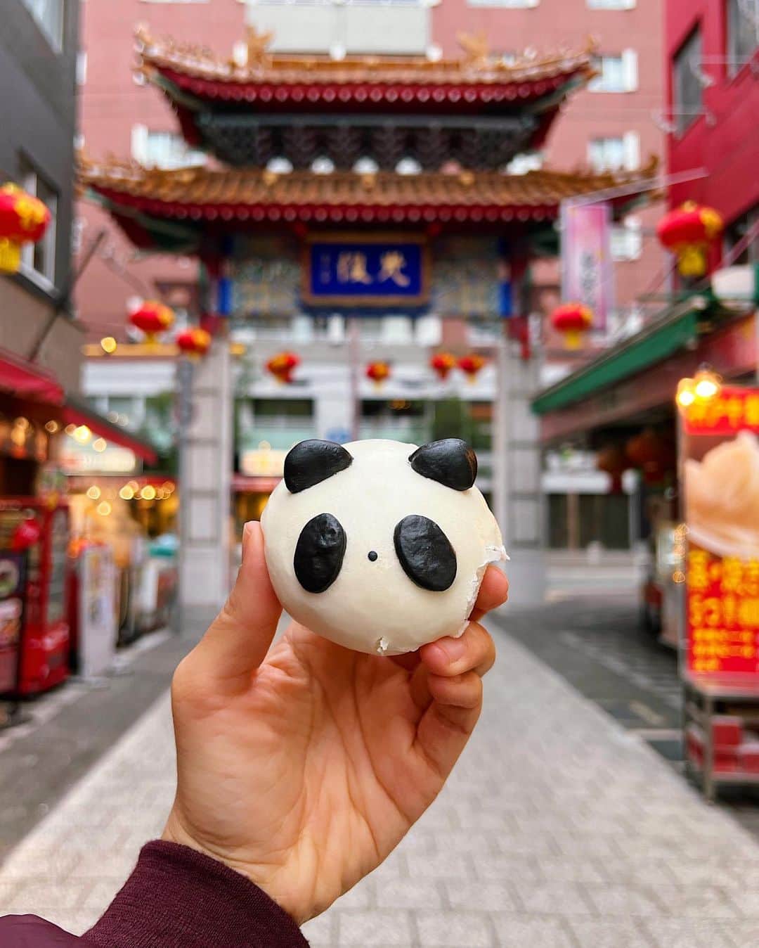Girleatworldのインスタグラム：「🐼 Panda red bean pau in Chinatown in Kobe, Japan.  Nankin-machi originated in 1868, when Kobe's port was opened to foreigners including Chinese immigrants, many coming from the city of Nanjing, hence the name of the neighborhood "Nankinmachi" (Nanking Town).  Now, the neighborhood is filled with hundreds of chinese restaurant and food vendors selling snacks. Come hungry!  #girleatworld #shotoniphone #🐼 #kobe #japan #nankinmachi」