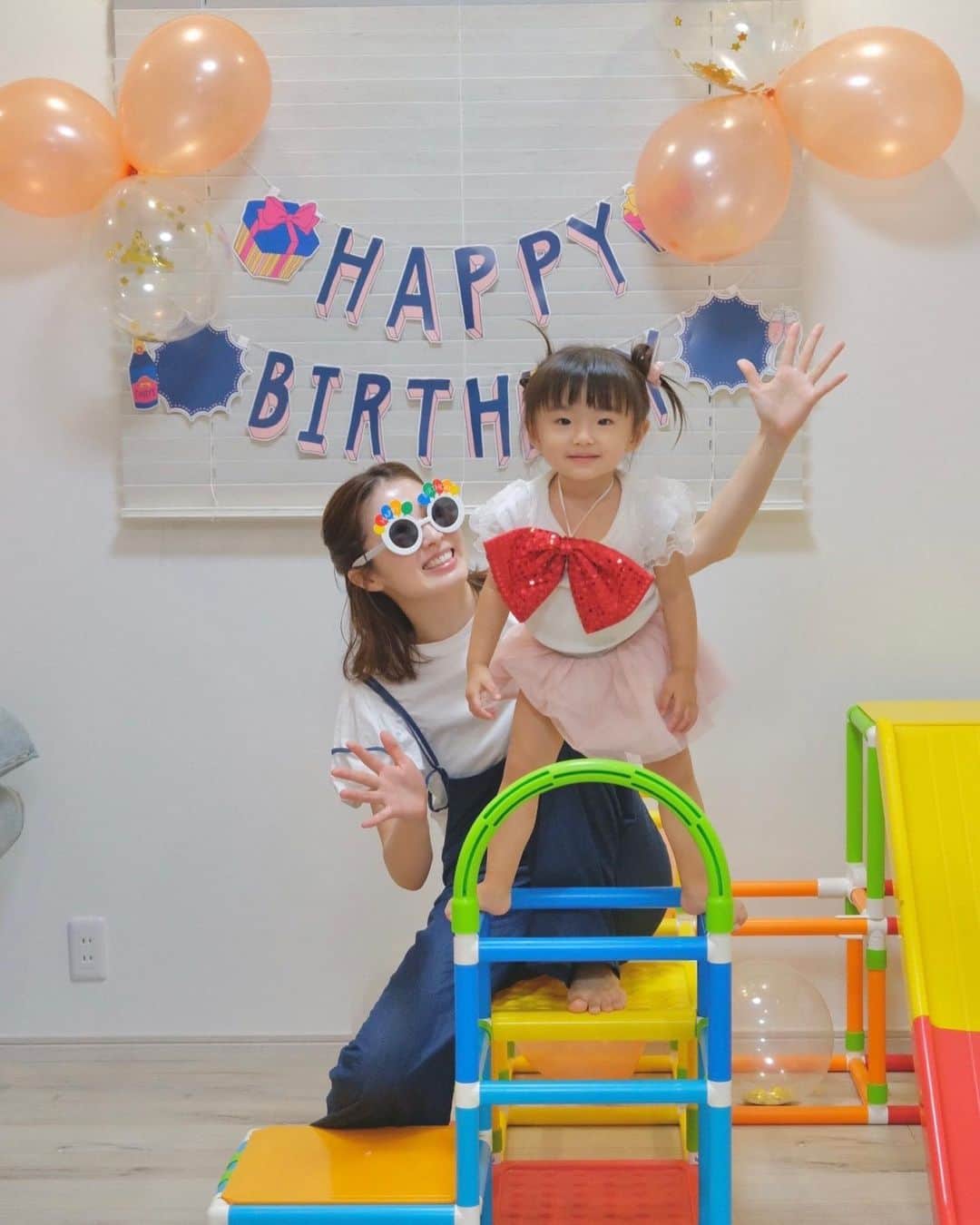 加藤千暁のインスタグラム：「ふうかちゃん2歳になりましたー！🎂 可愛い可愛いふうかちゃん💕 あんなに大変だった1歳半をなかったことにしてる気がするくらい可愛い期☺️ あの時の事は絶対に忘れたくないネタだけど😂 アンパンマンが好きなふうかのためにアイシングクッキーに挑戦！！ 大喜びだった！！頑張ってよかった！！😂😂 主役になりたがるさくらを説得して後ろに行かせた写真、サブ感出てる笑かわいい😂😂 #2歳誕生日#おめでとう#20200721 #happybirthday#mycutedaughters」