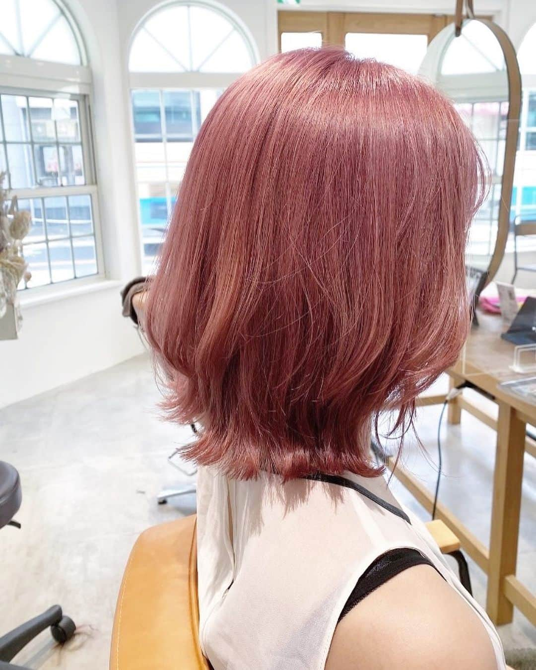 金村慎太郎〈hair+cafe〉のインスタグラム：「⁡ 【カラーコーディネート診断Hair Color✨】 ⁡ ⁡ mueでは‥ カラーコーディネート診断がオススメ！ 診断結果に基づいて、 ヘアカラーの色をselectしていきます🤗 ⁡ ⁡ ⬇️カラーコーディネート診断をすることで⬇️ ⁡ ⁡ ⭐️自分だけの色を知ることができる ✨アクセやファッションに活かせる 💫他人からそれ似合ってるね！と言われる ⁡ ⁡ 【#カラーコーディネート】 ⁡ ⁡ mueオリジナルのヘアカラー施術で 史上最高の自分に合う色へ‥ ⁡ ⁡ ◎ナチュラルからハイトーンまで幅広く✨ ◎余分な薬剤を落としダメージレスなカラー✨ ◎パーソナルカラーで自分だけの色味✨ ⁡ ⁡ ／ あなた史上最高に似合うカラーに♪ ＼ ⁡ ⁡ mueではパーソナルカラー診断を 一緒にすることで 似合わせカラーを実現し、 ⁡ オリジナルのトリートメント技術で ヘアカラーの持ちをUPさせます♪ ⁡ ⁡ 🟢mue3つのこだわり🟢 ⁡ ①イルミナカラーや オーガニックカラー、ケアブリーチなど、 様々な髪の状態やヘアデザインに 対応できる剤を取り揃えています。 ⁡ ②アンチエイジング 白髪を育てるヘアカラーブリーチ ブリーチが苦手な方はライトナー （カラー剤で1番明るい色）を使用して 白髪を活かしたヘアデザインを作ります。 ⁡ ③＋−トリートメント 髪に必要な栄養分と水分を 補給するだけでなく、 ヘアカラー後に残る余分な残留物を 特殊なトリートメントで分解し、 薬剤除去することで、 カラーの持ちをUPさせツヤ感と みずみずしさを与えます。 ⁡ ⁡ 【料金】 mueヘアカラー+トリートメント 6600円〜（ブリーチ別途） ⁡ ⁡ 【ご予約方法】 ⁡ ⬜︎DM ⁡ ⬜︎電話 06-6842-7820 ⁡ ⁡ ⬜︎LiMEアプリ プロフィールからクリック！ @mue_by_ameiro ⁡ ⬜︎ホットペッパービューティー ⁡ ⁡ ⁡ 【お問い合わせ】 ※DMでのご予約やお問い合わせは ご順番に対応しているので 返信が遅れる場合がございます。 ⁡ ⁡ @mue_by_ameiro ⁡ mue by ameiro【ミュー】 大阪府豊中市上野西2-20-5 阪急豊中駅徒歩10分 大阪モノレール少路駅徒歩10分 ⁡ @mue_by_ameiro ⁡」