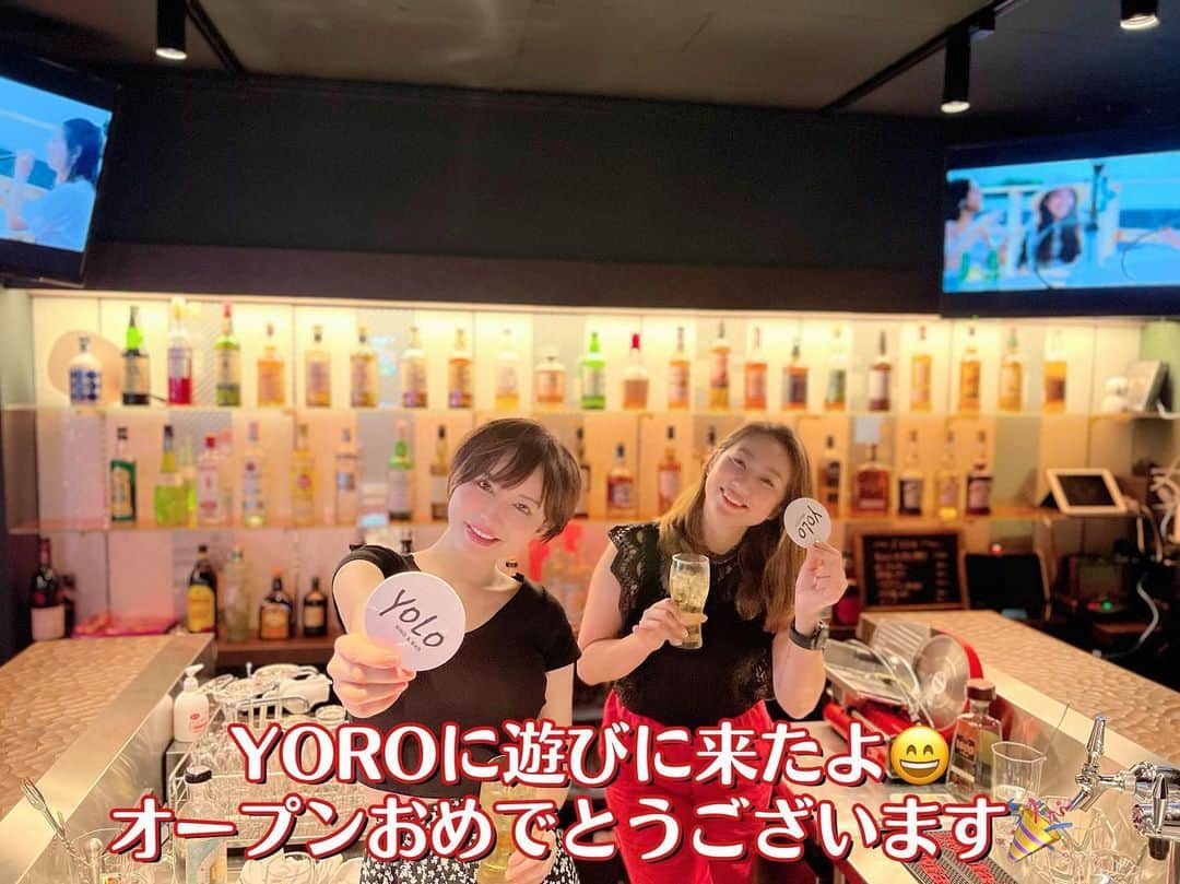 里美ゆりあのインスタグラム：「中目黒にオープンしたばかりの  Sing&Bar YOLO に遊びに行ってきました🌻  カウンターと広めの個室もあってどちらでもカラオケ出来るよ🎶  是非遊びに行ってみてね😘  #中目黒 #bar  #里美ゆりあ #satomiyuria」