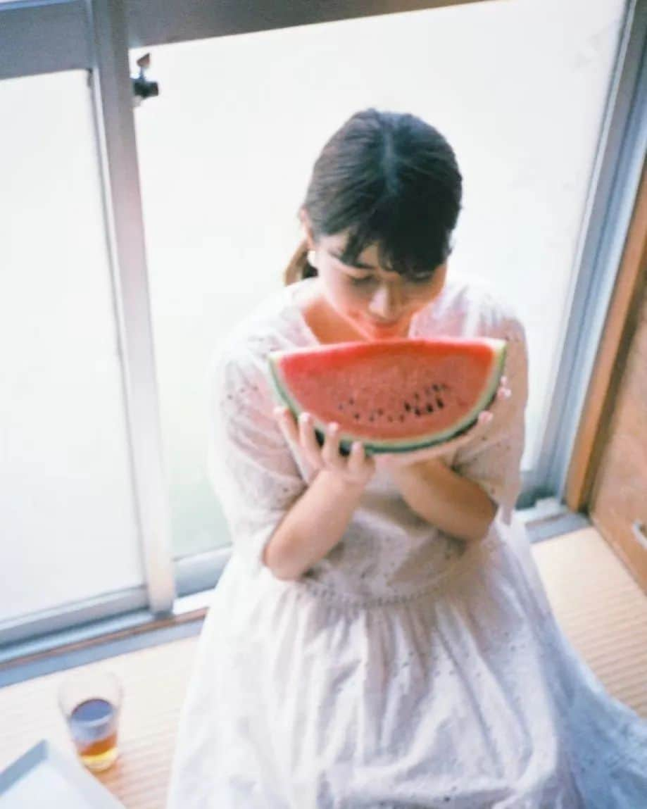 あれれんのインスタグラム：「夏×フィルム🍉 #カメラ#カメラ女子#ハーフカメラ#フィルムカメラ#フィルム#写真好きな人と繋がりたい#写真撮ってる人と繋がりたい#日本の夏#スイカ#古民家#白ワンピ#夏#igersjp#instagood#instagramjapan#camera#team_jp_東#team_jp_#ig_photo#ig_photooftheday#phototag_it#japaneseculture#watermelon#oldfolkhouse#film#canondemi#filmcamera #summer」