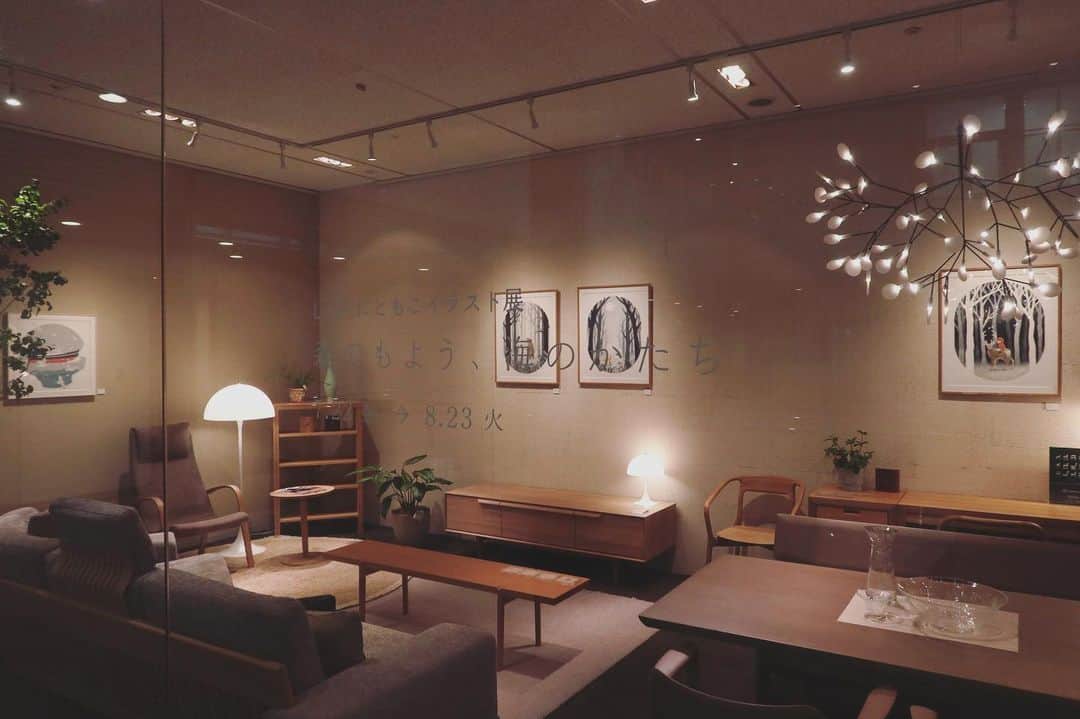 Tomoko Shintaniのインスタグラム：「展示はじまりました🌳🐋 . カンディハウスさんのぬくもりのある家具の森の中にポツポツとレイアウトしております。 ゆっくりご覧いただけると幸いです。 . 今回は原則予約制になっております。私のプロフィールからカンディハウス横浜のサイトに飛べますので、予約フォームにてご予約お願いいたします。 . また、おかげさまで8月のワークショップは満席となり、現在キャンセル待ちとなっております。 . みなさまのお越しをお待ちしております💖 . #カンディハウス横浜 #森のもよう海のかたち　#しんたにともこ #みなとみらい #ぬりぬり」