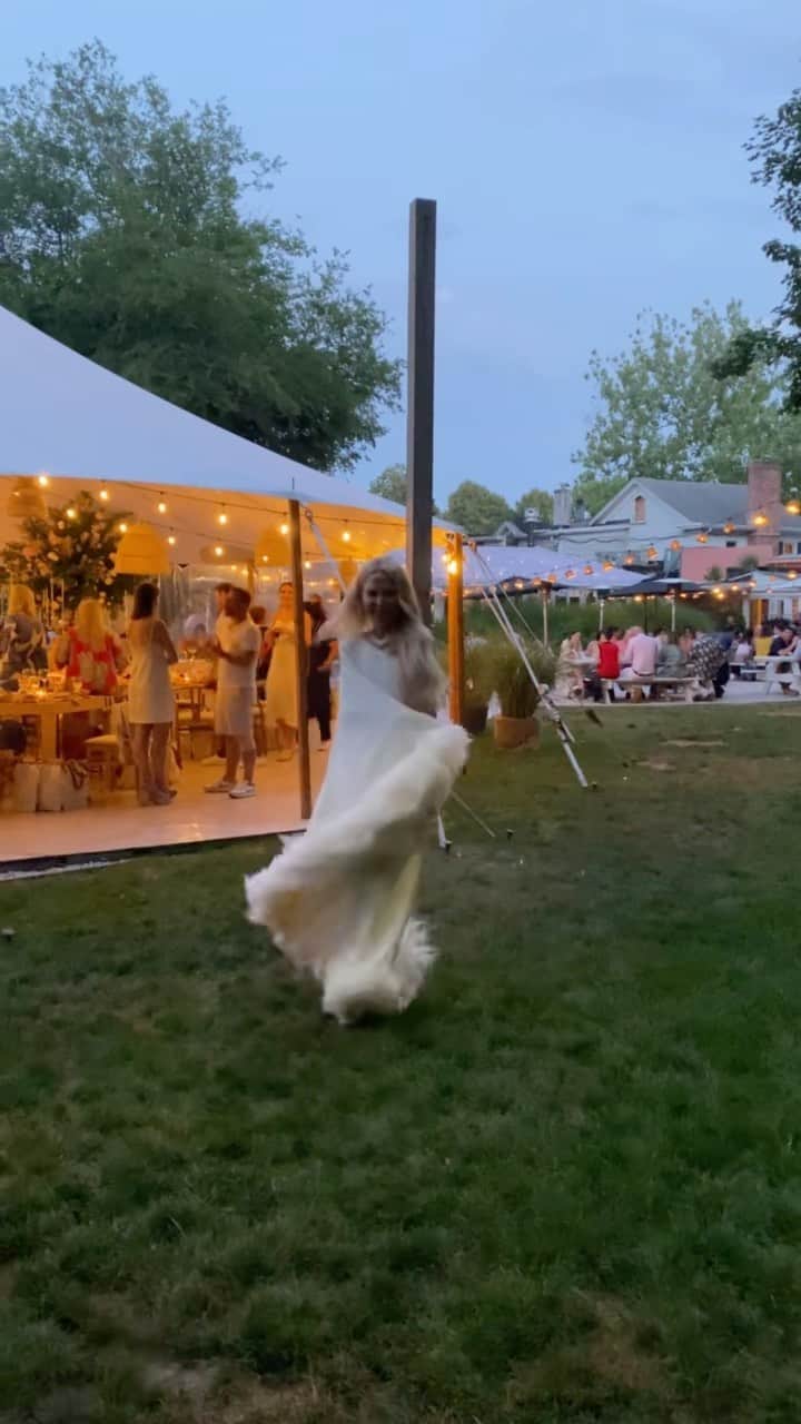 レイチェル・ゾーのインスタグラム：「Why am I still so confused by a drone? Asking for a friend 💃 🎥 📸 🍷」