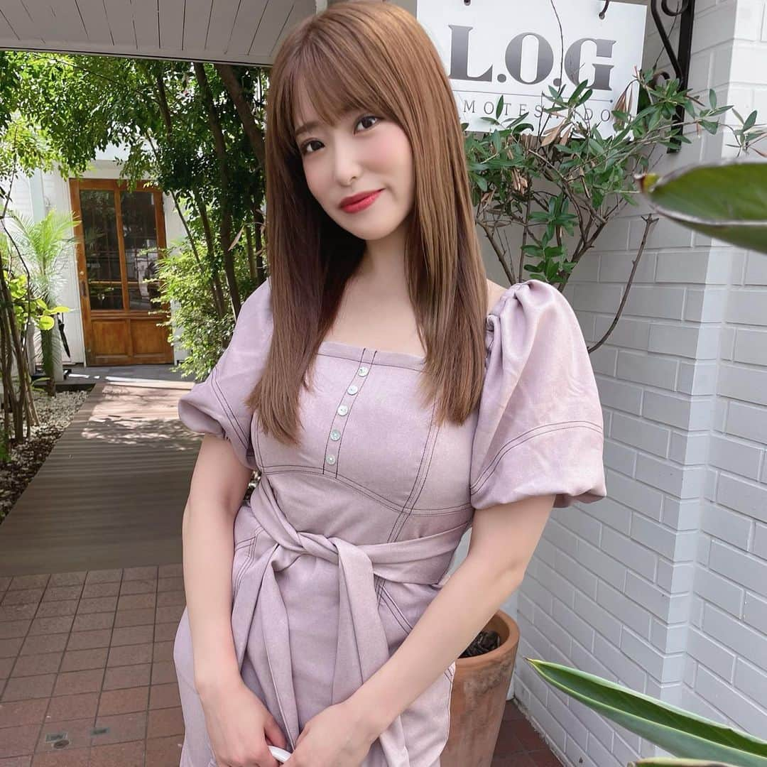 RENAさんのインスタグラム写真 - (RENAInstagram)「New カラーカット💇‍♀️💗 @log_kenjikarasawa   トリートメントもして 髪の毛生き返りすぎた😎🫧  美容院は月1の楽しみ🫶 ・ #logomotesando #表参道 #ログ表参道　#美容院」7月22日 13時38分 - rei_burlesque