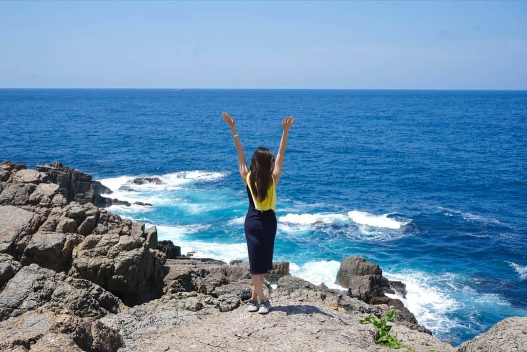 松田和佳のインスタグラム：「🍉💦  通勤中、セミの鳴く声や風鈴の音を聴いて今年も夏が来たな〜と😌  私は夏らしい太陽のジリジリとした日差しを浴びるのが意外と好きです🤭  熱中症や日焼けには要注意ですね🥵  #夏 #海の近く」