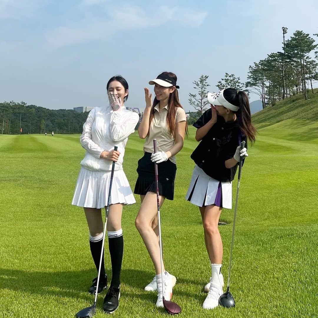 ホ・ヨンジュ のインスタグラム：「다들 골프웨어 어디꺼냐고 너무 이쁘다고 칭찬해준 날😍💜 @purpleblood_golf   시원한 소재, 고급스러운 디자인, 우아한 라인 뭐 하나 빠지지 않는 #퍼플블러드 골프웨어...💜💜💜  내 베스트프랜드들과 함께해서 더 특별했던 날✨   #제품협찬 #골프웨어 #라운딩  #골프 #골프스타그램 #골프스윙」