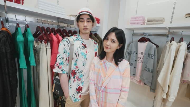 吳子霏（Ellen Wu）のインスタグラム：「⁡ 對Tommy Hilfiger印象最深刻的就是紅白藍配色的經典標誌，展現充滿活力的美式熱情。 這次和廣辰一起來帶逛 Tommy Hilfiger 最新一季的風格，以學院及摩登為主題，新的一季在顏色上為春夏增添了不少清新氣息，讓人期待每個明天。 ⁡ 帶著家人朋友一起來逛逛吧！ ⁡ #TommyHilfiger  #TommyHilfigerTaiwan @TommyHilfiger」