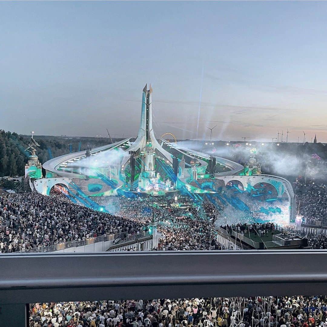 冴木エリカのインスタグラム：「⁡ ⁡ I want to go back to Tomorrowland I really loved the space ⁡ 👉🏼Slide through the photos and watch the video too ⁡ 大好きなすきぴとの楽しい時間は 写真や動画じゃ全然伝わらない🤣 ⁡ ⁡ ⁡  #tomorrowland #music #belgium  #japanesegirl #crazygirl #happy  #enjoy #happylife #party #mylife #幸せな瞬間をもっと世界に #笑顔が一番」