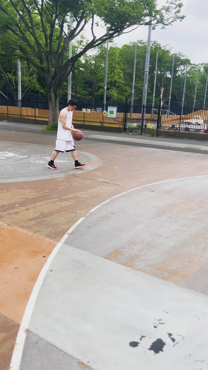 伊藤健太郎のインスタグラム：「久々に高校の時のチームメイトとバスケしたりリフレッシュしてきましたぁ⛹️‍♂️  体がバキバキです、、  kentaro...」