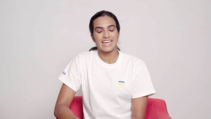 シンドゥ・プサルラのインスタグラム：「Are you ready to celebrate your wins like me, join Visa & I in the #SmashItLikeSindhu challenge? Simply:  1. Complete your most important goal of the day! Pro tip: It could be your 10K steps or perfecting that recipe! Anything that is an accomplishment for you!  2. Celebrate your win by replicating my signature ‘smash & fist pump’ style after you're done.  3. Share a reel using #SmashItLikeSindhu & tag @visa.ind  P.S. Winners win a chance to e-meet me or have their video reposted by me or BOTH!」