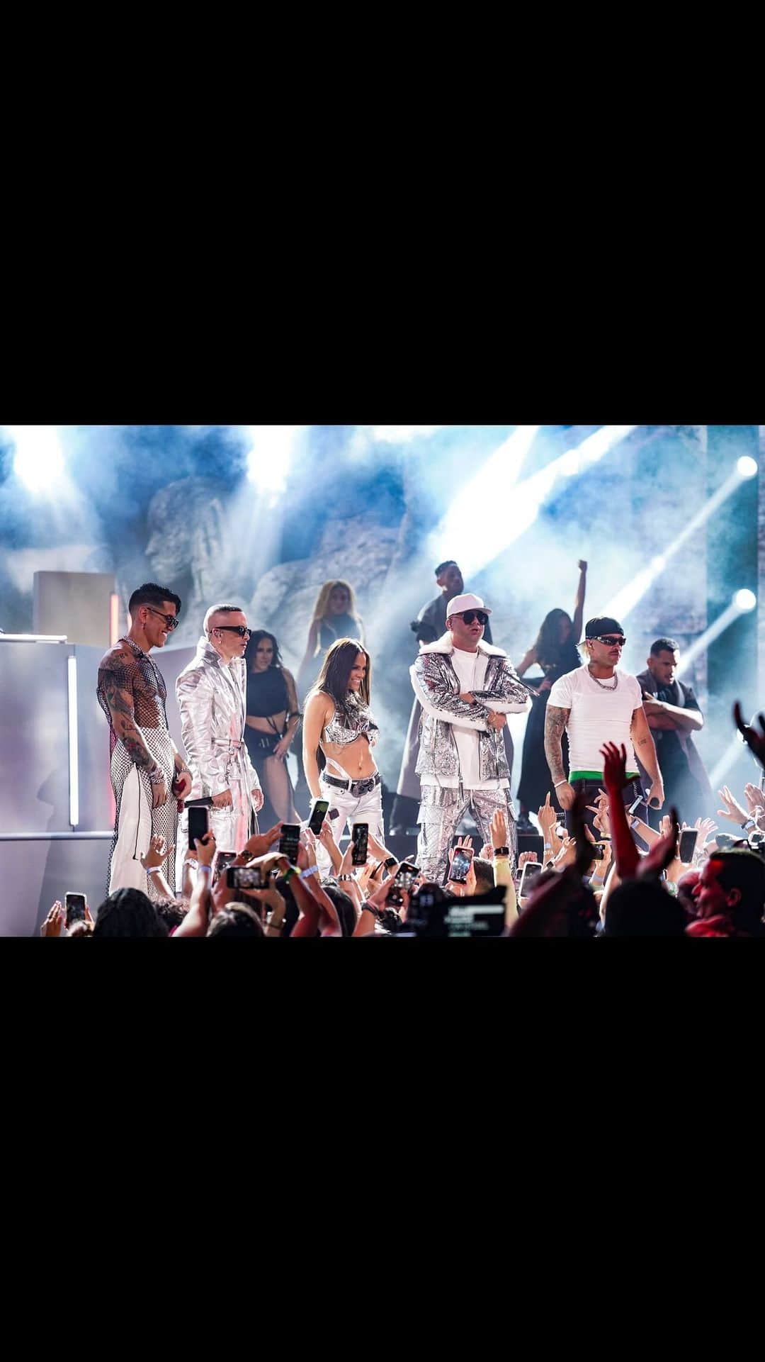 ヤンデルのインスタグラム：「Gracias a @premiosjuventud pero en especial a @lennytavarez @feid @tainy y @nattinatasha por decir presente en este homenaje a @wisinyyandel en nuestra bella isla Puerto Rico 🇵🇷」