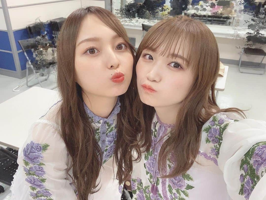 秋元真夏さんのインスタグラム写真 - (秋元真夏Instagram)「.  キャプと副キャプ🥰  しっかりとぼけぼけの バランス少し似てるのかな？  私は90パーセントぼけぼけだけど🙈きゃー  #真夏の全国ツアー #明日は広島公演」7月22日 16時22分 - manatsu.akimoto_official