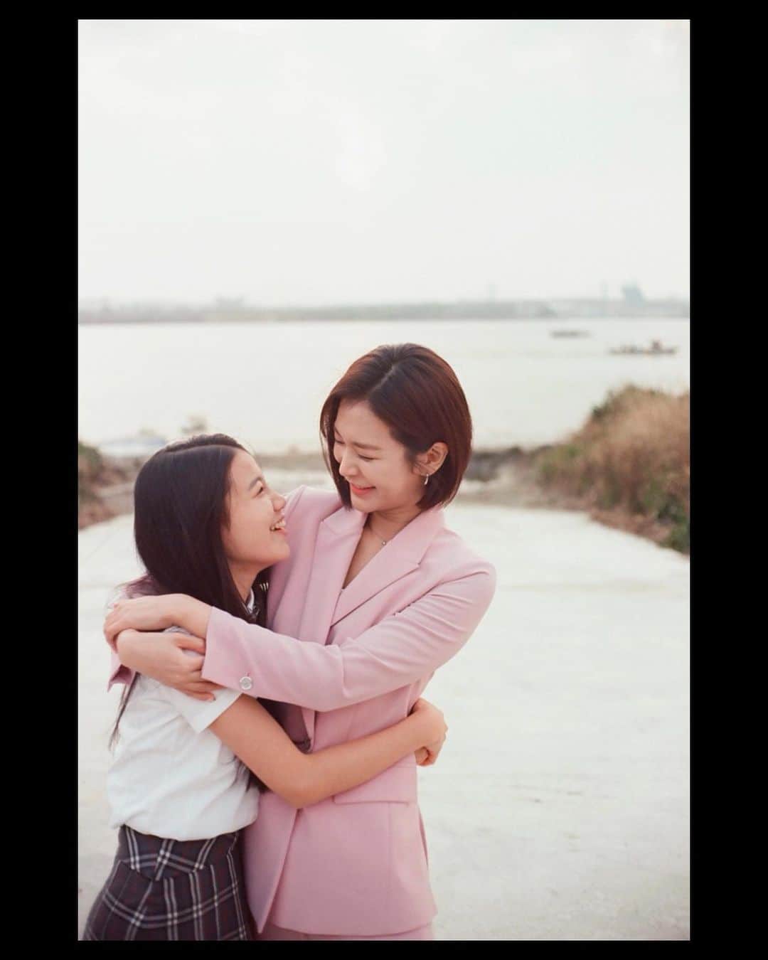 チョン・ユジンのインスタグラム：「#필름카메라 조연수 촬감님께서 찍어주신 이쁜 사진💕」
