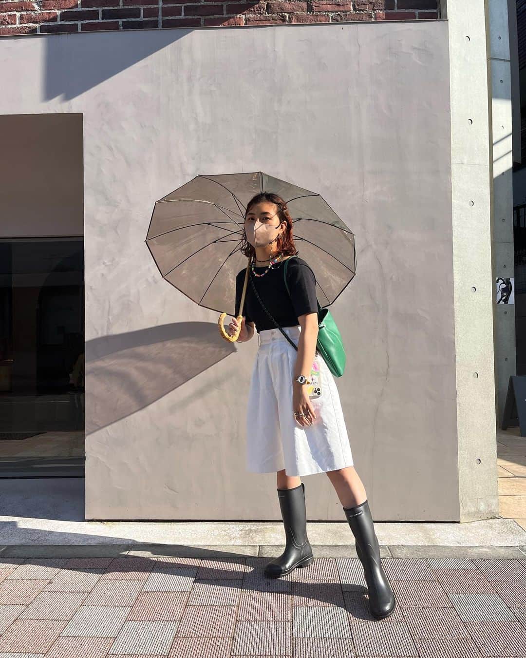 村上佳菜子のインスタグラム：「. ☂️ @traditionalweatherwear  👢 @mackintoshofficial  朝雨降ってたから、最高に 雨楽しむ格好で出てきたのに晴れた☀️ . . . #おかなの私服」