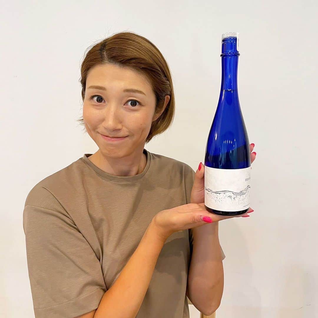 のインスタグラム：「・ 「mine(ミネ)」は安曇野のミネラルウォーターを使って作られた日本酒🍶  工場できめ細かく濾過→ボトリングされたミネラルウォーターを使ったお酒はとても貴重なお酒なんです😳  安曇野の天然水と京都老舗酒造のコラボで、すっきりとした飲み心地なのにしっかり日本酒らしさが味わえる純米大吟醸✨  度数も少し低めの12%だから飲みやすく、いろんな料理マリアージュしやすいですよ🤗 私のオススメはやっぱり冷酒😚！！  日本酒に飲みなれていない方にもオススメしたい一杯です🍶 ・ #日本酒 #mine #安曇野 #PR」