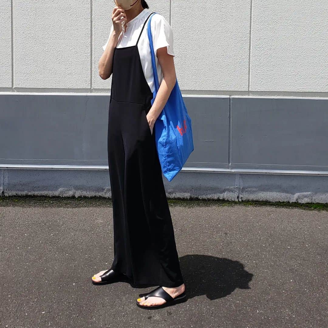 eriのインスタグラム：「*⁡ バッグこれしかないんですか？⁡ ⁡というくらい毎日このバッグ。⁡ ⁡ ⁡⁡なのに黒のショルダー買おうとしてるわたし、、⁡ *⁡ ⁡ #ootd#outfit#fashion#casual#simple#coordinate#サロペット#サロペットコーデ#hayトートバッグ#サンダル#サンダルコーデ#ローリーズファーム#シンプルコーデ#カジュアル#高身長女子#大人カジュアル#休日コーデ#夏コーデ#着回しコーデ#高身長コーデ#シンプル」