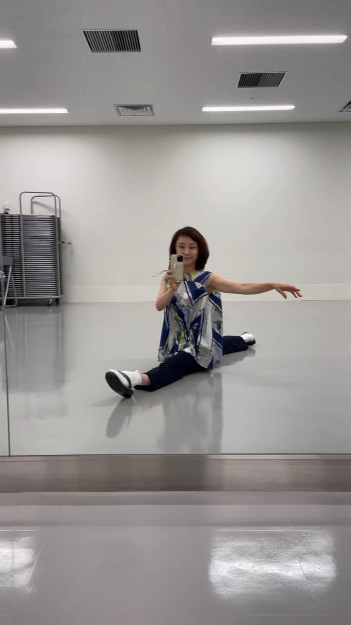 山口もえのインスタグラム：「・  めーっちゃ広いリハーサル室で たった一人柔軟体操中 なんて・・・ シュールなんだ！！！笑  #柔軟体操 #何事も準備は大切です #運動神経まったくないのに #からだは柔らかいのだ」