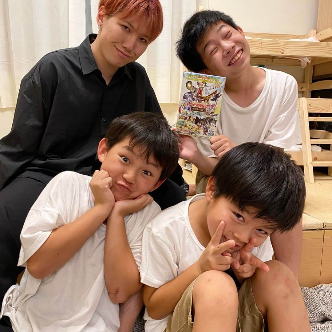 のインスタグラム：「前回も大盛り上がりした 【どっちが強い!?】シリーズの第2弾、 動物博士決定！クイズバトル!!で遊びました！  今回はいっくんも参加で更に盛り上がっています！ 第2弾は最大8人まで遊べるので、家族やお友達みんなで遊んでみてください！😊  #brother4 #YouTube #兄弟対決 #PR #どっちが強い!?動物博士決定!クイズバトル!!」