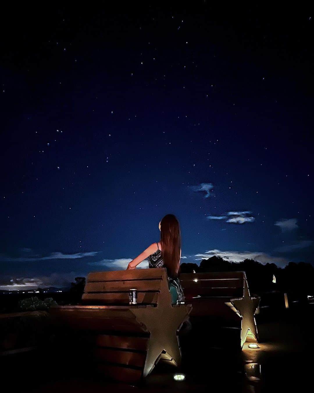 山崎みどりさんのインスタグラム写真 - (山崎みどりInstagram)「写真では伝わらないほどの 満点の星空✨✨ （肉眼では写真の3倍くらい星があった🌟）  ここはSESOKO BLUEの屋上。 @sesokoblue   屋上で星型のベンチに座って 星空を眺めて夜風に吹かれながらビールで乾杯🍺💫  最高かよ🥺  満点の星空が見える最高のVIP席♥️  ────────────────────────── @sesokoblue #瀬底島#瀬底ビーチ #sesokoisland #sesokoblue #沖縄#okinawa #okinawatrip #離島巡り #沖縄ゲストハウス #sesokoisland#屋上のある家 #屋上bbq #bbq #bbqlovers#瀬底島旅行#瀬底島ゲストハウス#プラネタリウム #星空#満点の星空 #stars #💫#✨#星座」7月22日 18時00分 - midori_yamasaki_