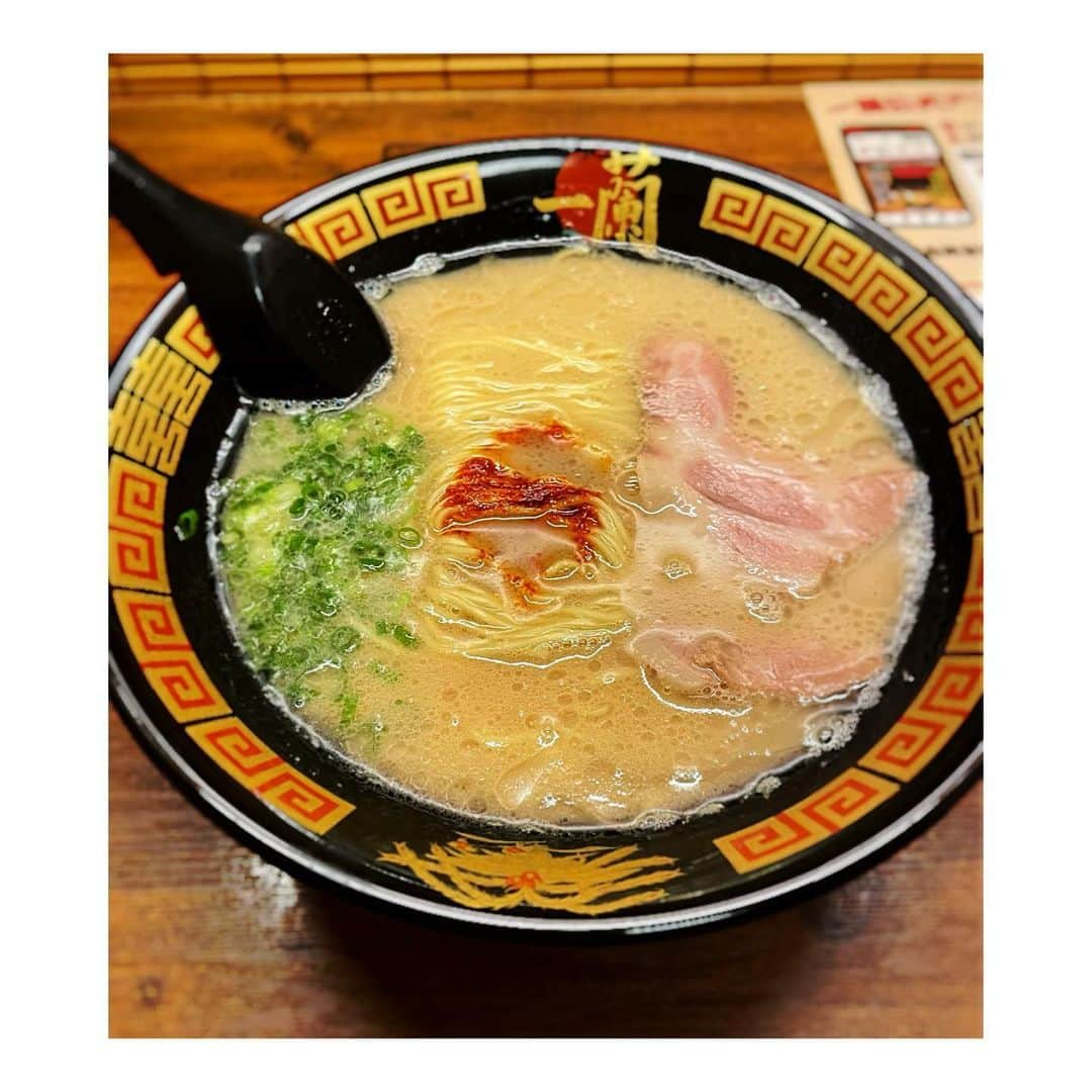 和氣あず未のインスタグラム：「* * 一蘭の麺とっても軽いから替え玉しちゃうよね🍜 * * * 私は今のお家2年住んだからもう早く引っ越したい！！！！！ 飽き性は2年住んだだけでも偉い🥺 物件見るの楽しくて好き🥺 理想がどんどん上がってく🥺」