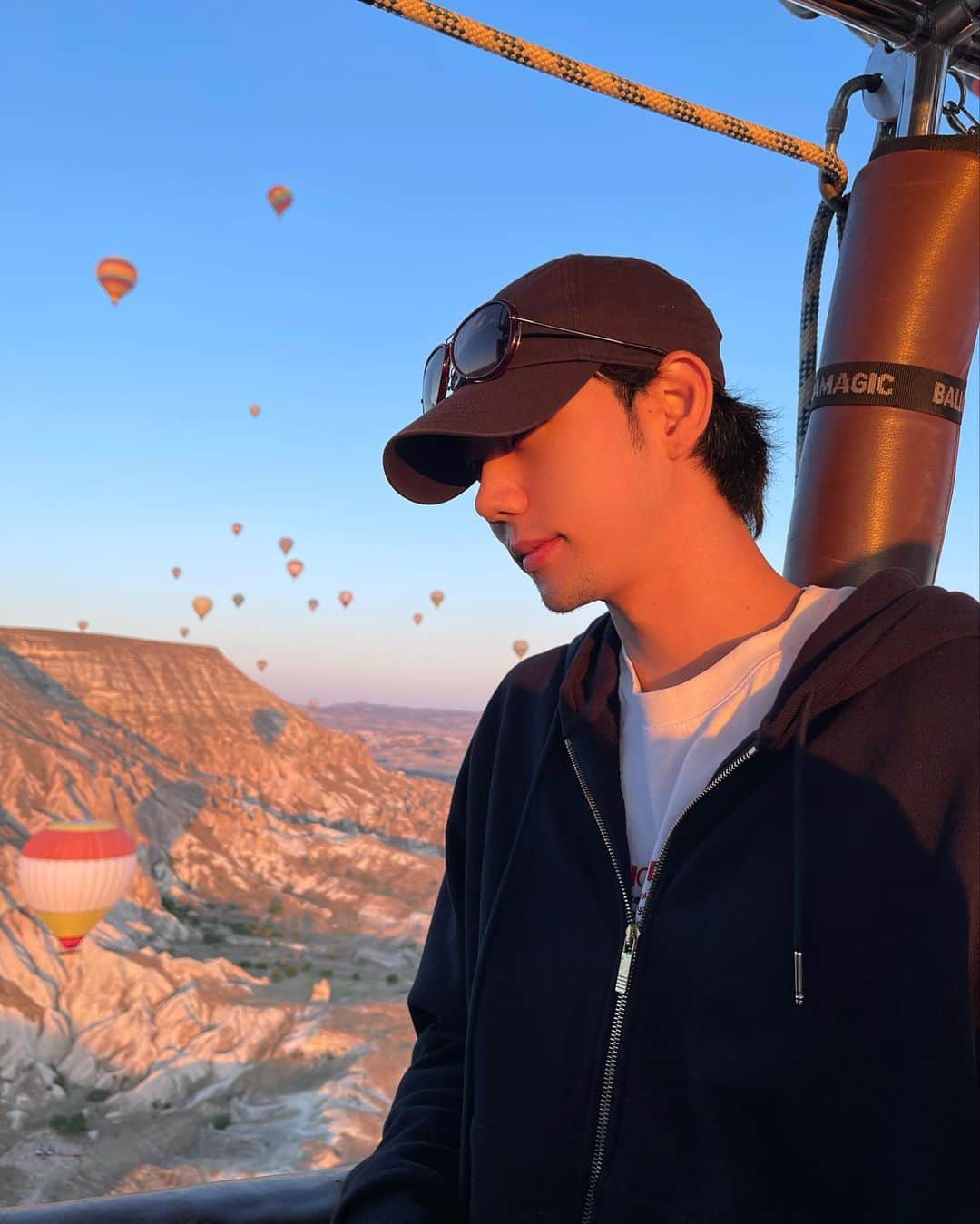チン・ジュヒョンさんのインスタグラム写真 - (チン・ジュヒョンInstagram)「Fly to the sky🎈 #cappadocia #hotairballoon」7月23日 3時59分 - jinjuhyung_