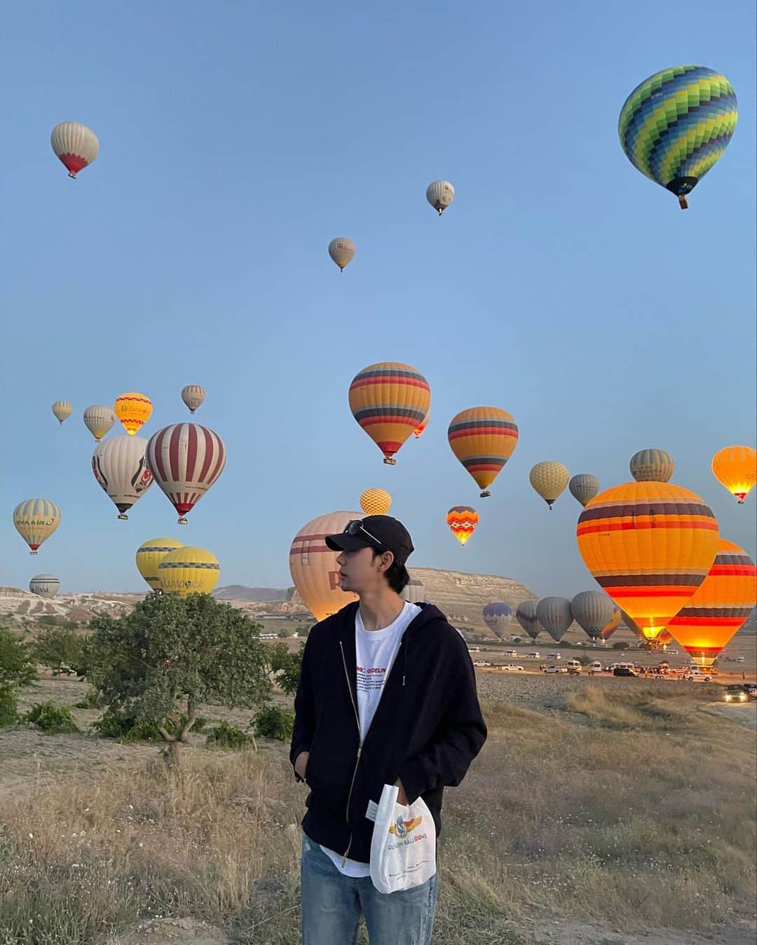 チン・ジュヒョンのインスタグラム：「Fly to the sky🎈 #cappadocia #hotairballoon」