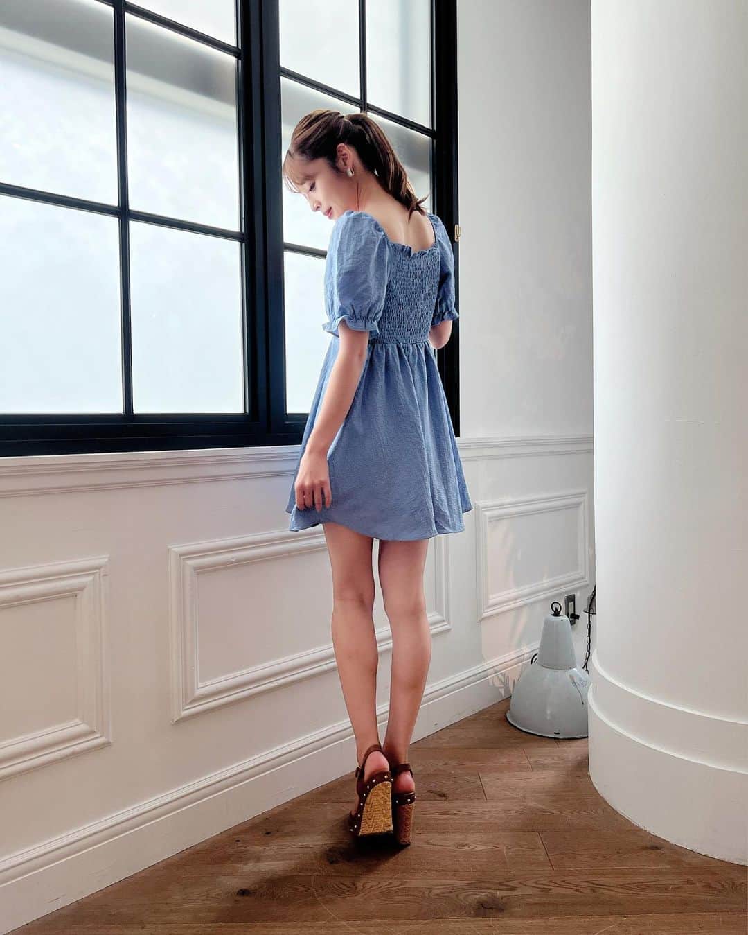 神部美咲のインスタグラム：「このワンピ 後ろが可愛かった🥰  1週間経つのはやいな〜〜  #週末はウマでしょ  #恋んトス 0時配信❤︎」