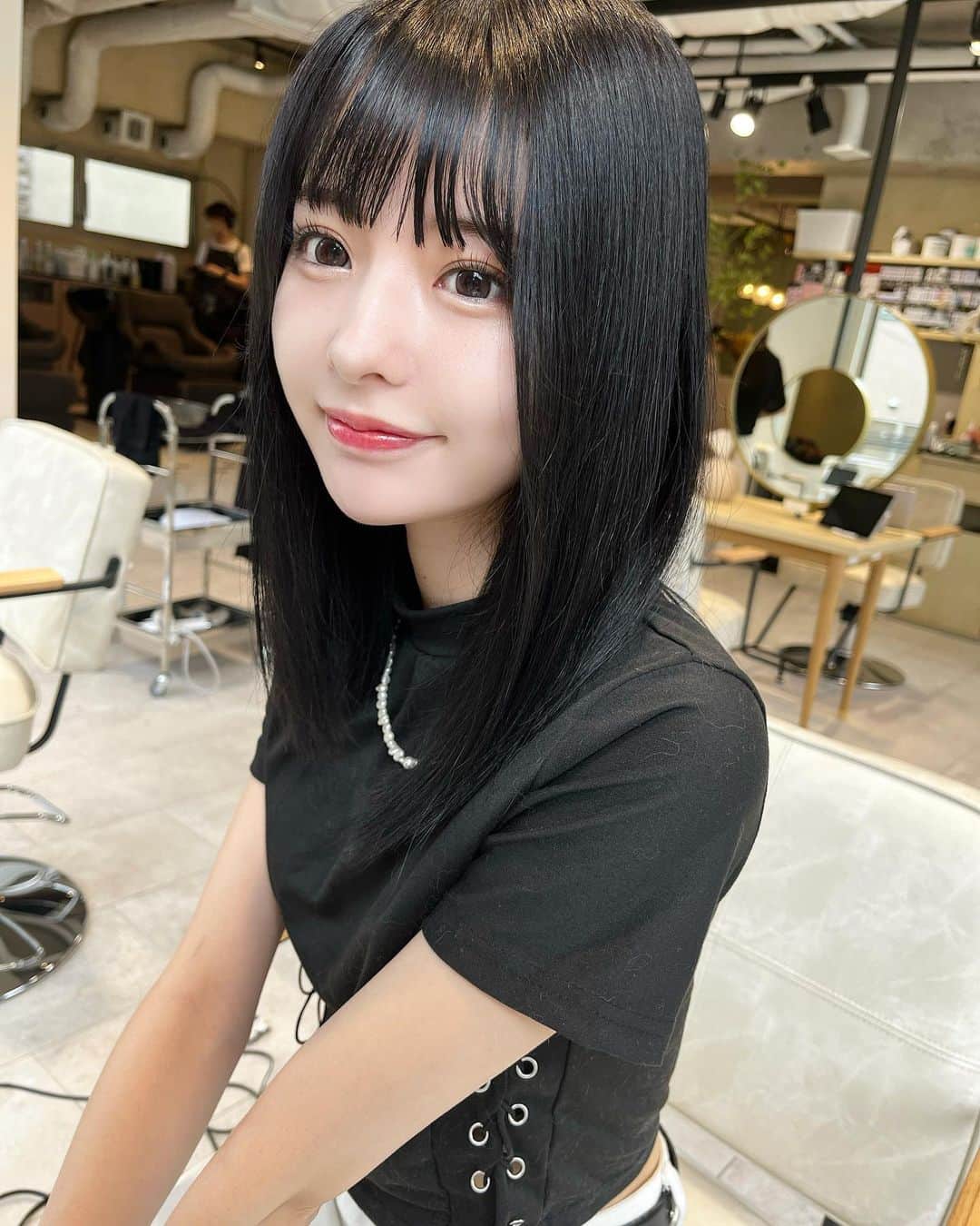 sarimaru(国木田さりまる)のインスタグラム：「髪染めて整えてもらいました🤭✨ 生き返った…🥹  猫の毛はご愛嬌🐈🌈」