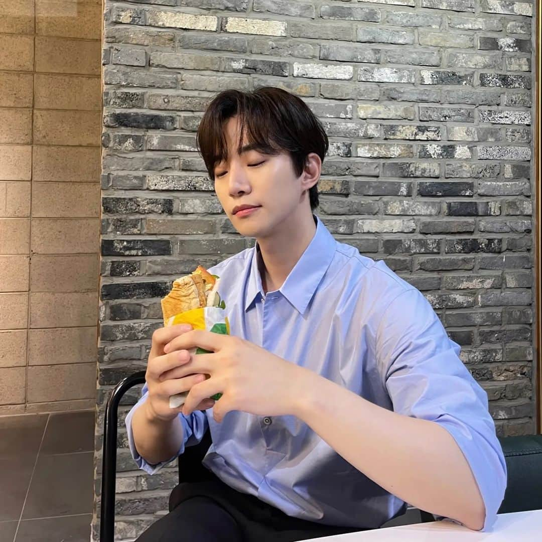 ジュノ のインスタグラム：「새우 야무지게 한입 @subwaykorea #써브웨이 #subway #스파이시쉬림프」