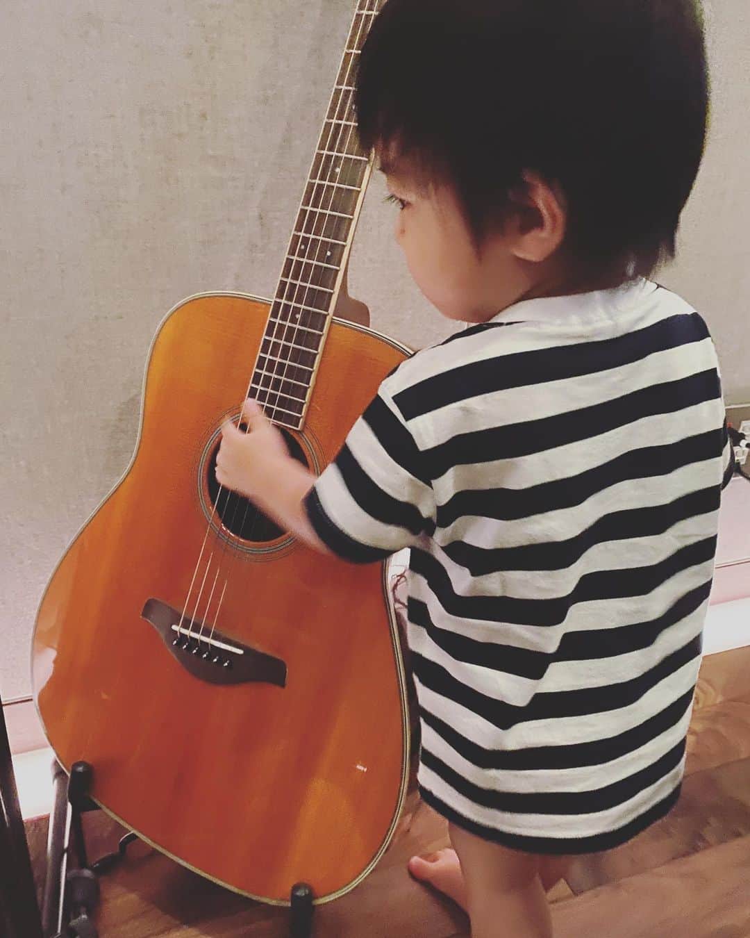 川田裕美のインスタグラム：「少々、荒めの演奏でしたが、本人はごきげんでした😊😆 どの楽器に興味を持つかな？🎵🎸」