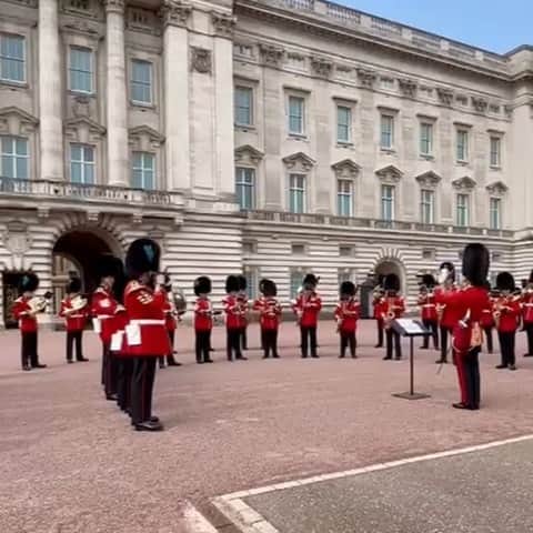 ロイヤル・ファミリーのインスタグラム：「Happy Birthday Prince George!  This morning on the forecourt of Buckingham Palace the Band of the Irish Guards performed ‘Happy Birthday’ for HRH Prince George, to the delight of the crowds who’d gathered to watch the Changing of the Guards ceremony.  @britisharmy @corps_army_music @irishguards @theroyalfamily @dukeandduchessofcambridge @clarencehouse」