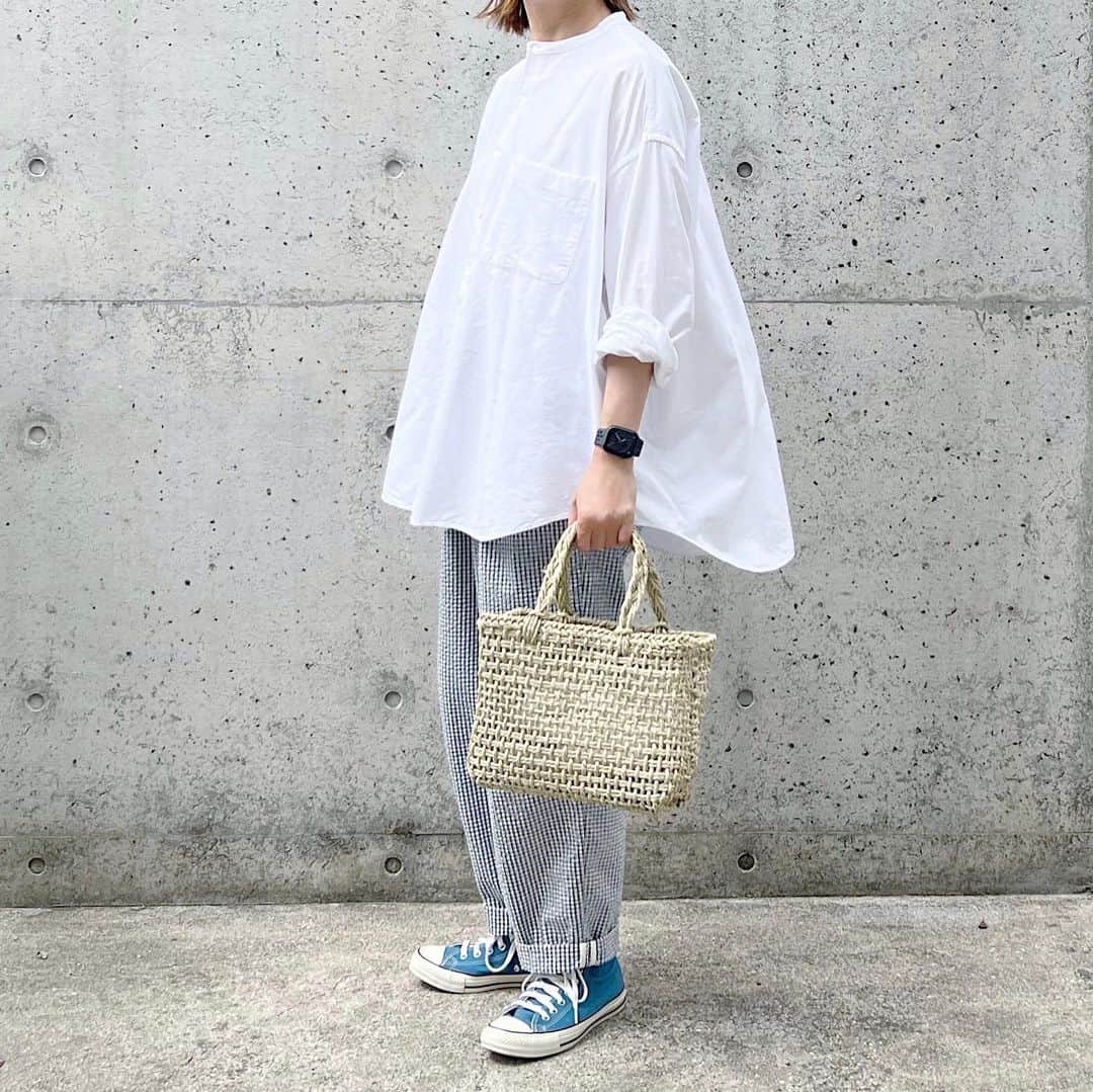 ryokoのインスタグラム：「▪︎  カゴバッグを新調しました。 倉敷のいかご。い草の香りが大好きです🌿 白シャツとギンガムチェックのパンツといかごバッグ。  .  shirt #graphpaper  bottoms #harvesty bag #須浪亨商店 #いかご shoes #converse」