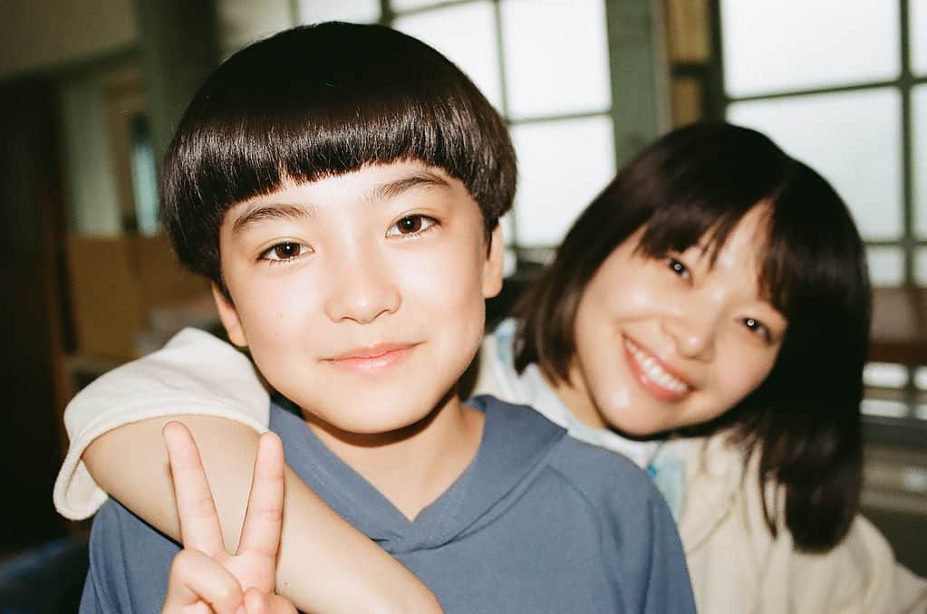 岸井ゆきののインスタグラム：「明日から、つまり今日の0時から！『パンドラの果実〜科学犯罪捜査ファイル〜』season2の５話配信開始です！  ナオキ〜！！うつくしい君よ。 ５話もすごいんだから😭😭！！最上、とぶよ！！ だんだんわかってくる、ナオキが何者か、ライデングループが何を企んでるのか。 早く６話観たい😭！！！！ 長いあいだ映画を撮っていたような、16時間の映画を撮っていたような、贅沢な撮影期間でした。ほんとうに、みんなどの部署もみんな、かっこよかった！！！くぅー！！ 最後の最後は、撮影部の皆様とおそろいのTシャツ着れて本当に嬉しかった〜！（笑）  今舞台の稽古中なんですけどそのTシャツばっか着てる。みんなの分まで着まくる。  ルーシーは5年ぶりの再再演なんですけど、わたしの着てるものが5年前とマジで変わってなくて稽古場でみんなと笑った。 いやまだ着れるから…😨じゃない、あたらしい服買えないわけじゃない！好きだからずっと大事にしてるだけ！！  そう、それで、突然ですが、『気づかいルーシー』すんごいたのしい舞台なので、劇場にあそびにきてね！！！🎀 初演、再演を観たことがある人も、ないひとも、"気づかい"を知るすべての皆さん。ぜーったいたのしいです。 ほんとに。大人も子供も。たのしませるから！！ まだ"気づかい"に気づいていないキッズも大歓迎よ！ 大人が思うよりも子供はわかってる。初演再演を経て気付きました。 演出はもちろん、音楽やうたも、音楽担当の田中馨さんがそれはもう楽しそうにパワーアップさせています🎸 馨さんと森ゆにさんのうたもすこし増えたかも？✨ ホントに自分から疲れにいってるくらいあばれん坊、元気いっぱい稽古してます。 歌練でムダな踊りをする。 ツアーも行くよ☺️☺️☺️ 詳細置いておきます。 🎫売り切れるまえにチェックしてみてくださいね❤️  『気づかいルーシー』 原作・松尾スズキ (千倉書房『気づかいルーシー』) 脚本/演出・ノゾエ征爾 出演・岸井ゆきの　栗原類／川上友里　山口航太　ノゾエ征爾／大鶴佐助　小野寺修二 演奏・田中馨　森ゆに   * [東京公演] 8月4日(木)ー8月14日(日) ※8月3日(水)プレビュー公演 東京芸術劇場 シアターイースト  * [神戸公演] 8月17日(水) 神戸文化ホール 中ホール  * [東広島公演] 8月20日(土) 東広島芸術文化ホールくらら 大ホール  * [松本公演] 8月23日(火)・24日(水) まつもと市民芸術館 小ホール  * [北九州公演] 8月28日(日) 北九州芸術劇場 中劇場  * [水戸公演] 9月3日(土)・4日(日) 水戸芸術館 ACM劇場  * [東京公演(多摩)] 9月10日(土) パルテノン多摩 大ホール」