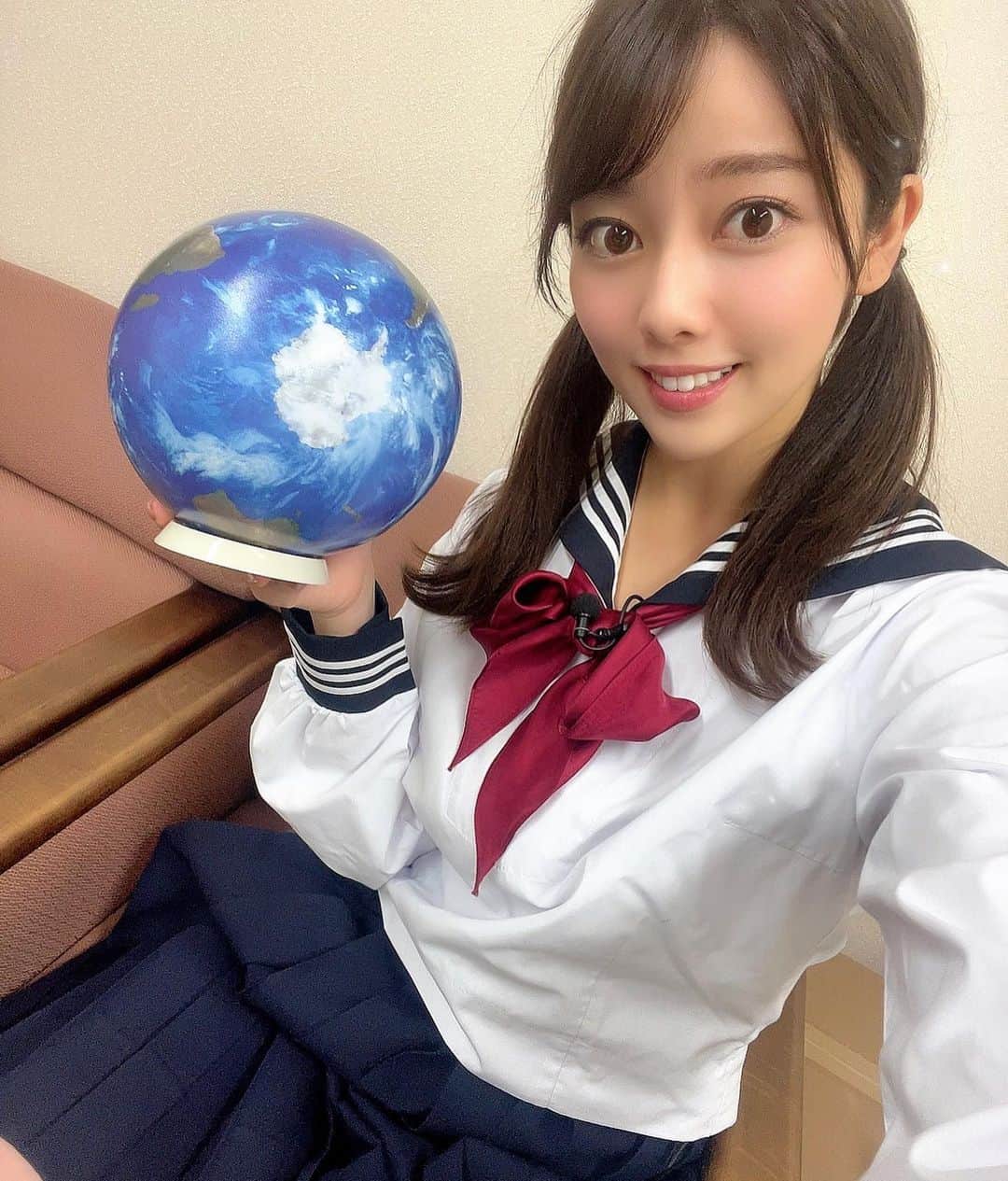 八幡美咲のインスタグラム：「毎週水曜「キニナルぅ」では 進化する子ども文房具を調査してきました🔎  手に持ってる地球儀！ 20種類以上の機能があって、とても凄いんです✨  携帯にこの地球儀をかざすと AR(拡張現実)によって その国の挨拶が流れたり、雲の流れを再現してくれたり 様々な機能があるんです🌎  楽しみながら、 国名や天気の流れ、言語などを学べます✨  他にも、 たくさんの進化した子ども文房具や 面白い自由研究など盛り沢山です✒️♡     夏休みの自由研究に悩んでいる方、 受験を控えている方など学生さん必見です☺️  再放送が あす9時半〜45分 「5up!サタデー」で放送予定です☺️  学生時代は 単語帳のネックレス作ったり、 毎日12時間勉強したり 自他共に認める、ガリ勉でした。笑(@-@)|  文房具が自分のお気に入りのものだったり 可愛かったりすると 勉強する時間がさらに楽しくてたのしくて！！ 勉強が好きになりますよね( * ॑˘ ॑* ) ♡  これだけ勉強を頑張れたのは 文房具のおかげといっても 過言ではありません✨笑  #先生よりも早く塾に行く日もあって、 #外で塾があくのを待っていました #もはや変人の領域ですね 笑  #文房具  #キニナルぅ #勉強 #夏休みの宿題」