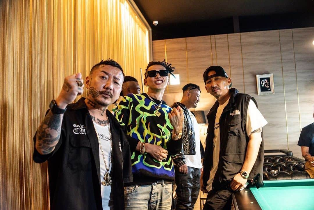 DJ RYOWのインスタグラム：「BUCKS、パナイ2nd ALBUMリリースおめでとう㊗️  俺らBEATSも6曲参加 & 俺はこの作品はすごい意味のある1枚やと思う🫣ありがとう🙏  ¥ellow Bucks - Ride 4 Life (Deluxe)  https://tttg.lnk.to/Ride4Life_Deluxe  M1. Ride With Me M6. Shut Up (feat. MaRI) M7. Della Waya (feat. CITY-ACE & SOCKS) M12. F with U (feat. Kalassy Nikoff) M14. You Made Me M15. Crown (feat. Masta Simon & Awich)  Prod. by DJ RYOW & SPACE DUST CLUB  Designed by Nonkey Photo by Daiki Miura A&R by DJ RYOW Total Produced by ¥ellow Bucks」