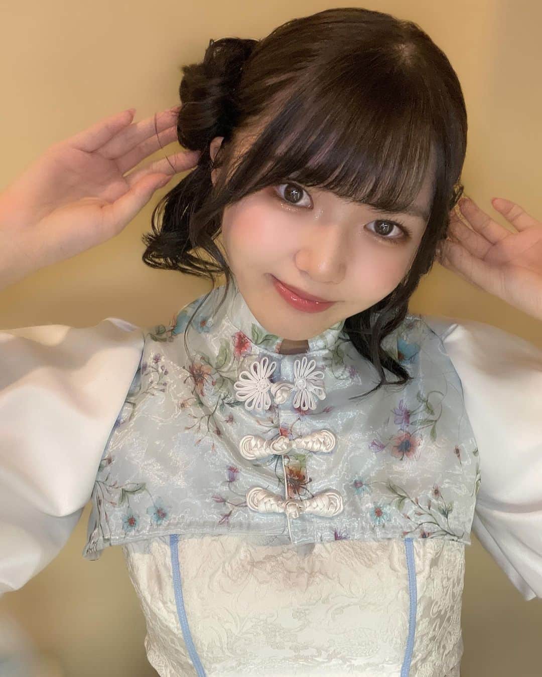 月愛きららのインスタグラム：「¨̮⋆♡⋆♡⋆♡⋆♡⋆♡⋆♡⋆¨̮  単独公演前に @cupola_omotesando さんにカラーしていただきました❕  暗くしたよ、どお？ 最後ヘアメもしてもらた❕  単独公演中で沢山跳ねたけど髪の毛取れなかったです！😳😳  いつも可愛く魔法かけてくれてありがとうございます💓  @masaruman さん🫶 @nao_z_514 さん 🫶  #アイドル #ヘアメイク #チャイナ #🐼」