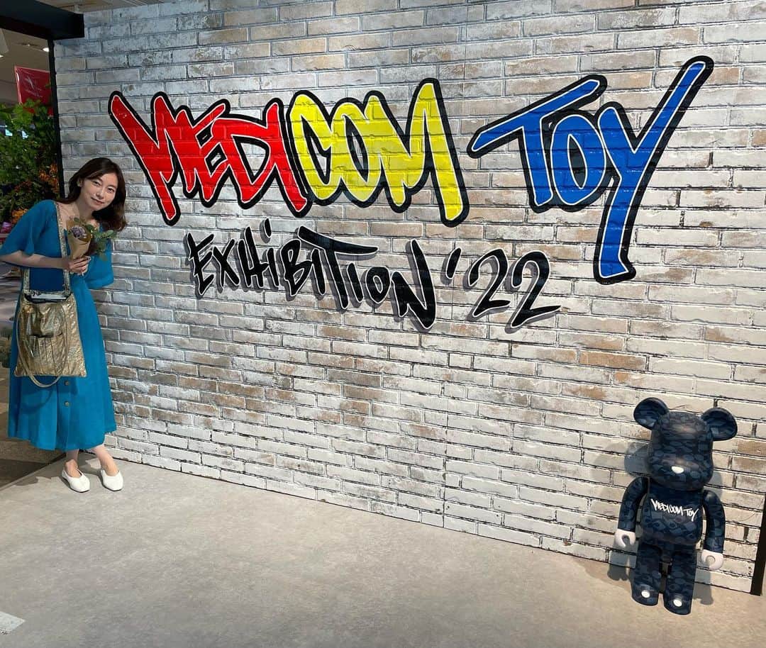 小橋めぐみのインスタグラム：「「MEDICOM TOY EXHIBITION '22」へ。  今年のテーマは、"アートと平和"  アートな空間に広がる、メディコムトイの世界観に魅力されました🧸✨ いつも、大人たちが目をキラキラさせて、 見入っている🥹 好き！が溢れてる。  アートは国境も年齢も、軽々越えてゆく。 享受できる日々の幸せを想い、平和を祈る🕊  #medicomtoy」