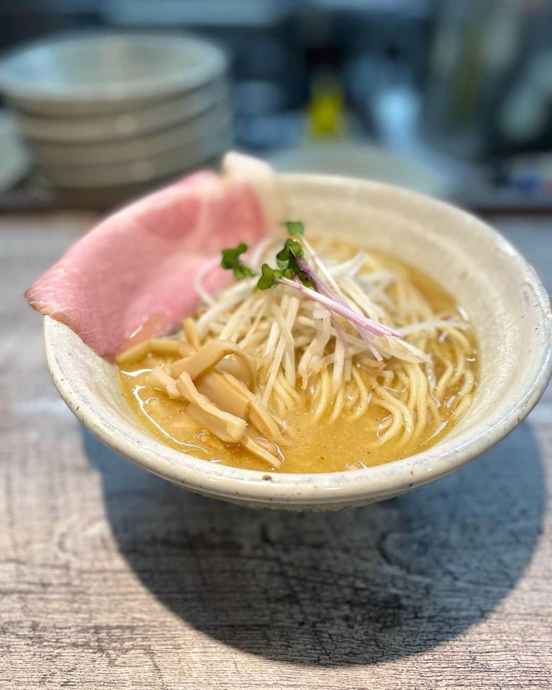 無化調ラーメン「ゆきふじ」のインスタグラム：「『すべてカレー好きに捧げる味噌ラーメン』  本日から味噌ラーメンが無くなるまで、1日限定3食ほど…  カレーが苦手な方はおっしゃってください。  麺は中太麺200g 少な目承ります。  塩ラーメンと味噌変更の食券を買ってください。  盛り付けは変わるかもしれませんがよろしくお願いします。  #味噌ラーメン」