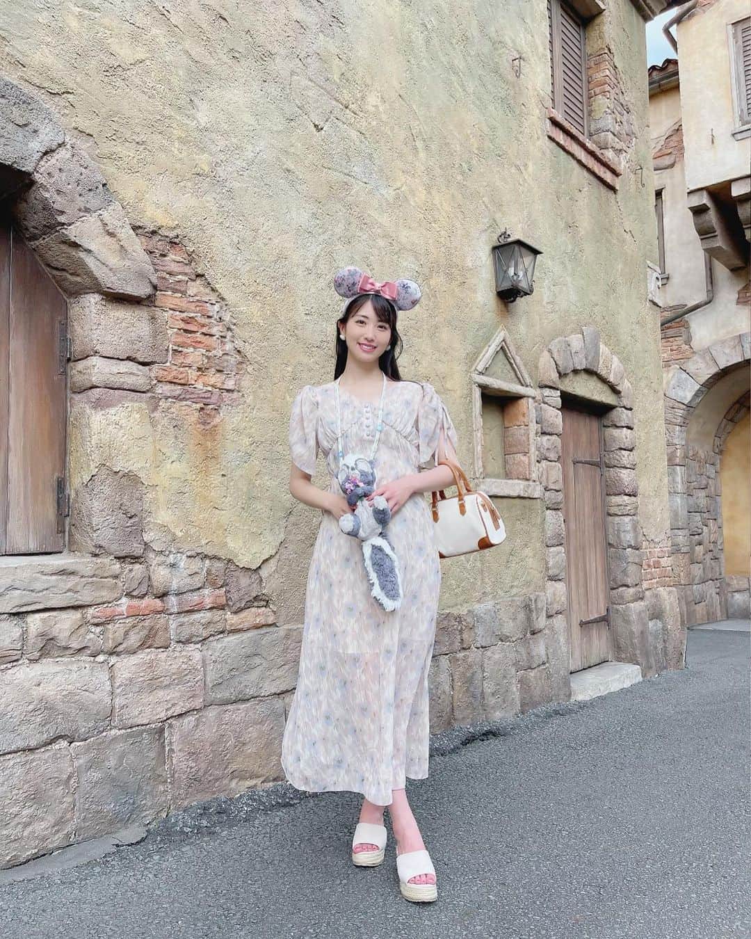 のインスタグラム：「春に発売されてやっと使えたカチューシャとショルダーバッグ♡  季節外れだけどお洋服にぴったりだったので装着したよ💗💐(ほんとはこの壁で撮る予定だったので同じ場所で、、、！笑)  ワンピースは菅野結以ちゃんのブランド #crayme @crayme_official の新作ワンピース🌷めちゃくちゃ可愛くて展示会で一目惚れしました……！！！  サンダルは #grl @grl_official 👡 バッグは #accommode @accommode 👜 . . . . #ディズニーコーデ #ディズニーグラム #東京ディズニーシー #東京ディズニーリゾート #tokyodisneysea #tokyodisneyresort #tdr #tds #tokyodisney #disneyoutfits #disneyootd #ootd #菅野結以 ちゃん #クレイミー #fashonista #コーデ記録 #disneyfashion #disneyfashionista」