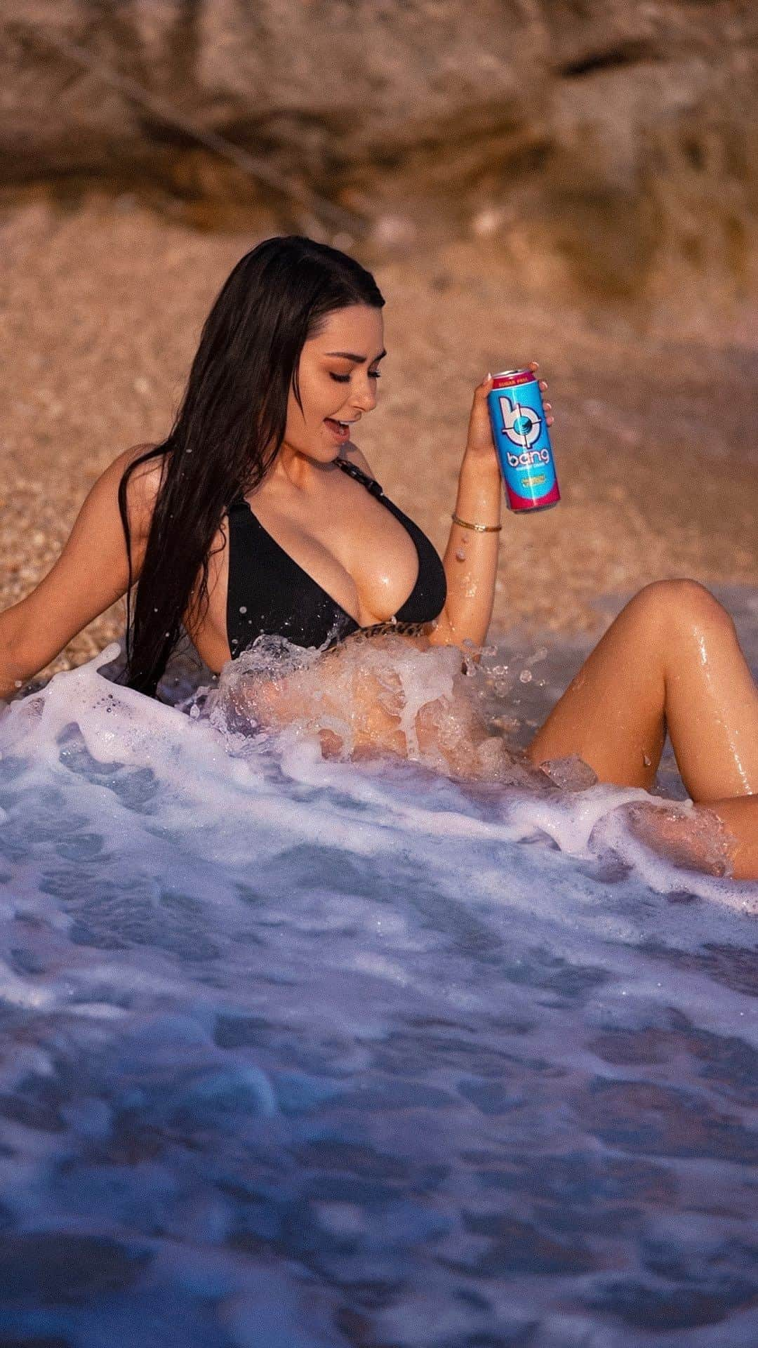 ヘルガ・ラブケティのインスタグラム：「All summer on the beach 🏝😇🙌 @BangEnergy   #EnergyDrink #BangEnergy」