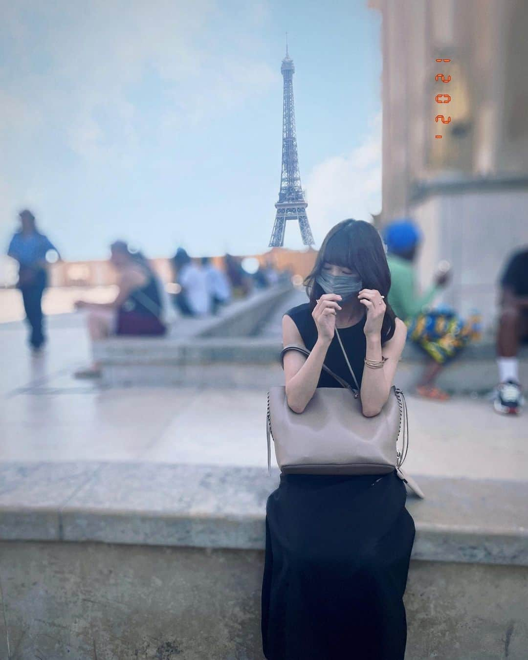 綺音のインスタグラム：「🇫🇷 .  パリでの待ち合わせみたいじゃない？  . photo:衣麗月(@kannagi_irina )  . .. .  #france #toureiffel #eiffeltower #travel #instagood #tagforlikes #黒ワンピース」