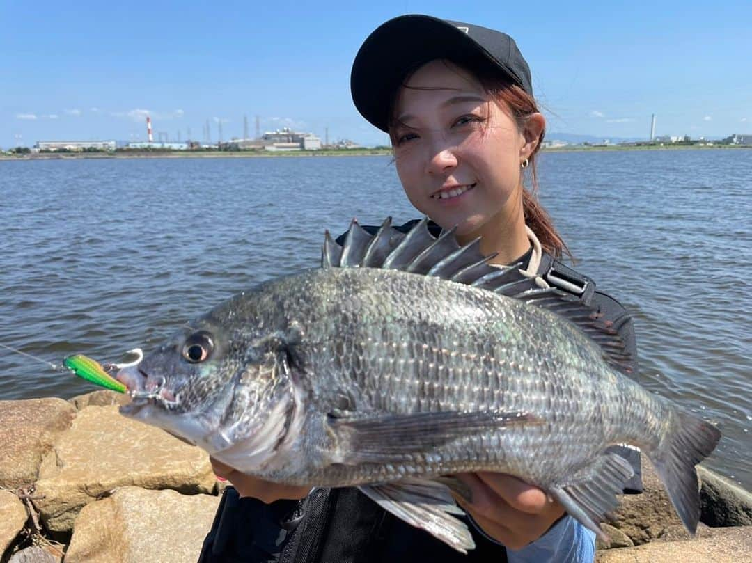 あさいあみのインスタグラム：「YouTube あみちゃんのもっと釣りたい 最新話公開でーす🎣 ⁡ 今回は関西の淀川でチヌゲーム🎣 私が生まれ育った淀川で釣りができるなんて めちゃくちゃ嬉しかった〜❣️❣️  が❗️❗️ かなり、、苦戦しました❗️❗️🤣  ヒラウチ、、初めてのアクション、、また勉強になりました、、😆  それでも味方してくれたのは ソリッドバイブ65🐟 本当に助けられたぁぁぁ🥹  綺麗なおチヌ、、ありがとうございます🥹  悔しすぎて、、心折れてました🤣 恥ずかしいわww🫣 ⁡ ⁡@duel_yozuri のトップページから動画は見れます❗️ YouTubeあみちゃんのもっと釣りたい🎣 検索してね🥳 ⁡  #asian#Japanese#girl#instagood#ig_japan#ガチ釣りガール#釣りガール#釣り好き#ガチ釣り#アングラードル#duel#hardcore#yozuri#チームduel #あみちゃんのもっと釣りたい#あみ釣り#あさいあみ #fishing #fishinggirls#shimano# #zeque #釣り#낚시여자#갂시좋아#YouTube#大阪府#チヌ#淀川#ソリッドバイブ」