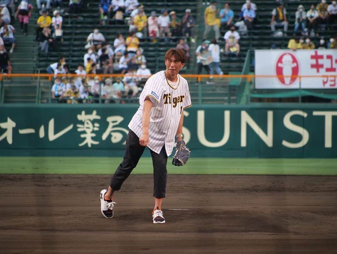 東口順昭さんのインスタグラム写真 - (東口順昭Instagram)「最高の雰囲気の中、甲子園で投げさせて頂きました！😊マウンドに立つと思ったより遠い😭ストライク取れず悔しいです…  その後の試合もエンタメも楽しくていい刺激になりました！ グローブを頂いた西くんありがとう🙇‍♂️」7月22日 23時37分 - higashiguchi_official