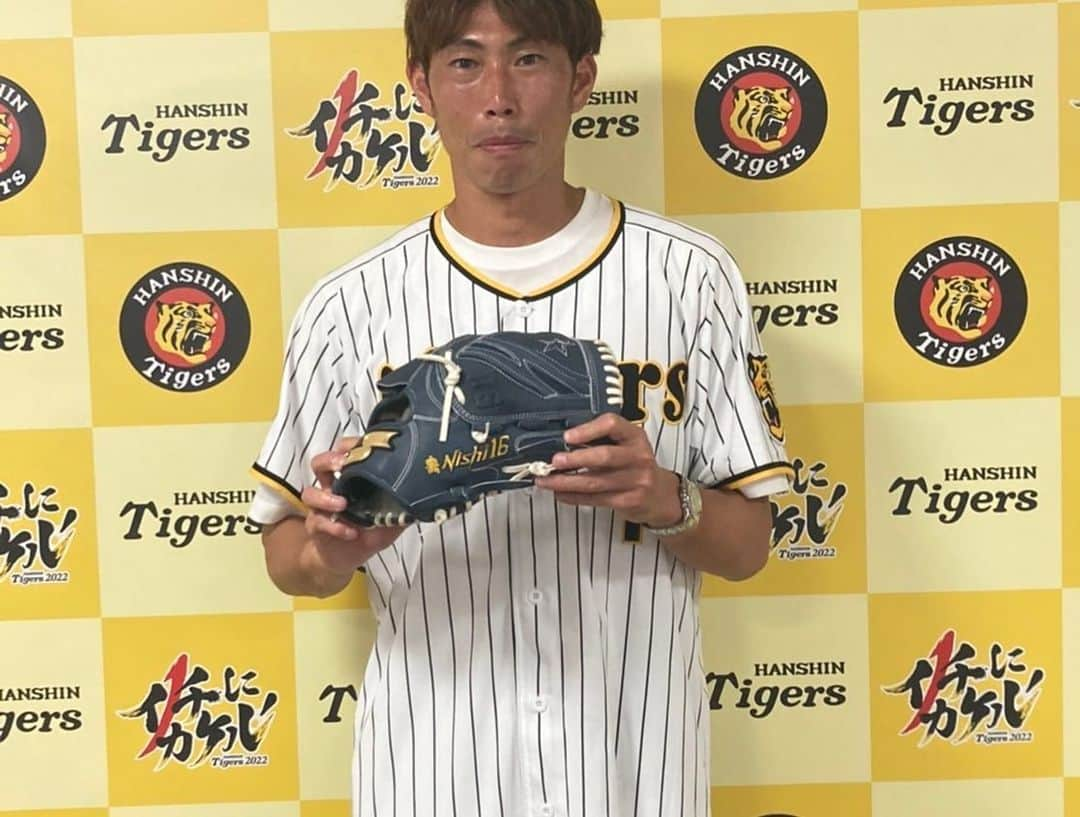 東口順昭さんのインスタグラム写真 - (東口順昭Instagram)「最高の雰囲気の中、甲子園で投げさせて頂きました！😊マウンドに立つと思ったより遠い😭ストライク取れず悔しいです…  その後の試合もエンタメも楽しくていい刺激になりました！ グローブを頂いた西くんありがとう🙇‍♂️」7月22日 23時37分 - higashiguchi_official