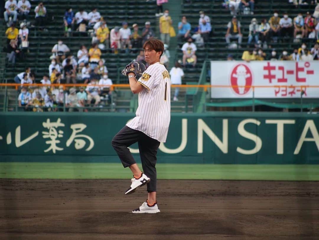 東口順昭さんのインスタグラム写真 - (東口順昭Instagram)「最高の雰囲気の中、甲子園で投げさせて頂きました！😊マウンドに立つと思ったより遠い😭ストライク取れず悔しいです…  その後の試合もエンタメも楽しくていい刺激になりました！ グローブを頂いた西くんありがとう🙇‍♂️」7月22日 23時37分 - higashiguchi_official