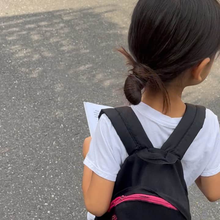 申真衣のインスタグラム：「6歳👧🏻🎂🎉  並々ならぬ覚悟で誕生日を迎え、あれもこれも今日で卒業 寝かしつけのトントンも断られた🥲  寂しいけど嬉しい、かわいくて頼もしい」