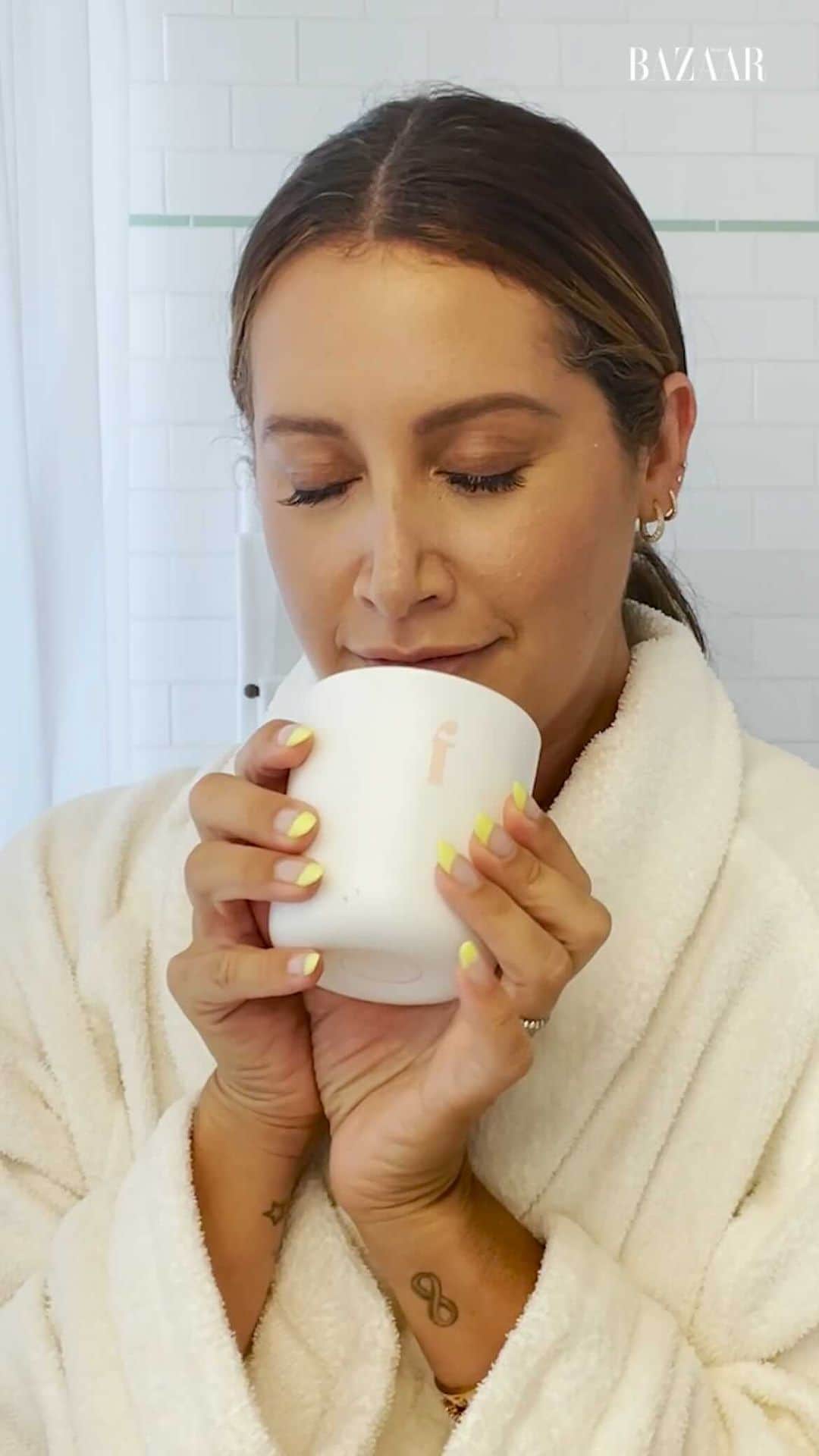 アシュレイ・ティスデイルのインスタグラム：「Took @harpersbazaarus to bed with me 💤」